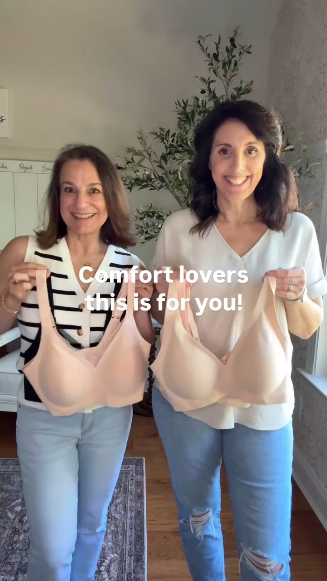 Comfort lovers, this one’s for you.

We found two no-underwire bras that check all the boxes: support, shape, smoothing, and all-day comfort—without the digging or pinching.
From wide straps to smoothing side panels, semi-fixed pads (no more shifting!), and even a back extender for extra flexibility—these bras seriously impressed us.

We’re wearing them under tees, tanks, and blouses—and honestly? We’re not going back to wires anytime soon.



#LTKMidsize #LTKStyleTip #LTKFindsUnder50