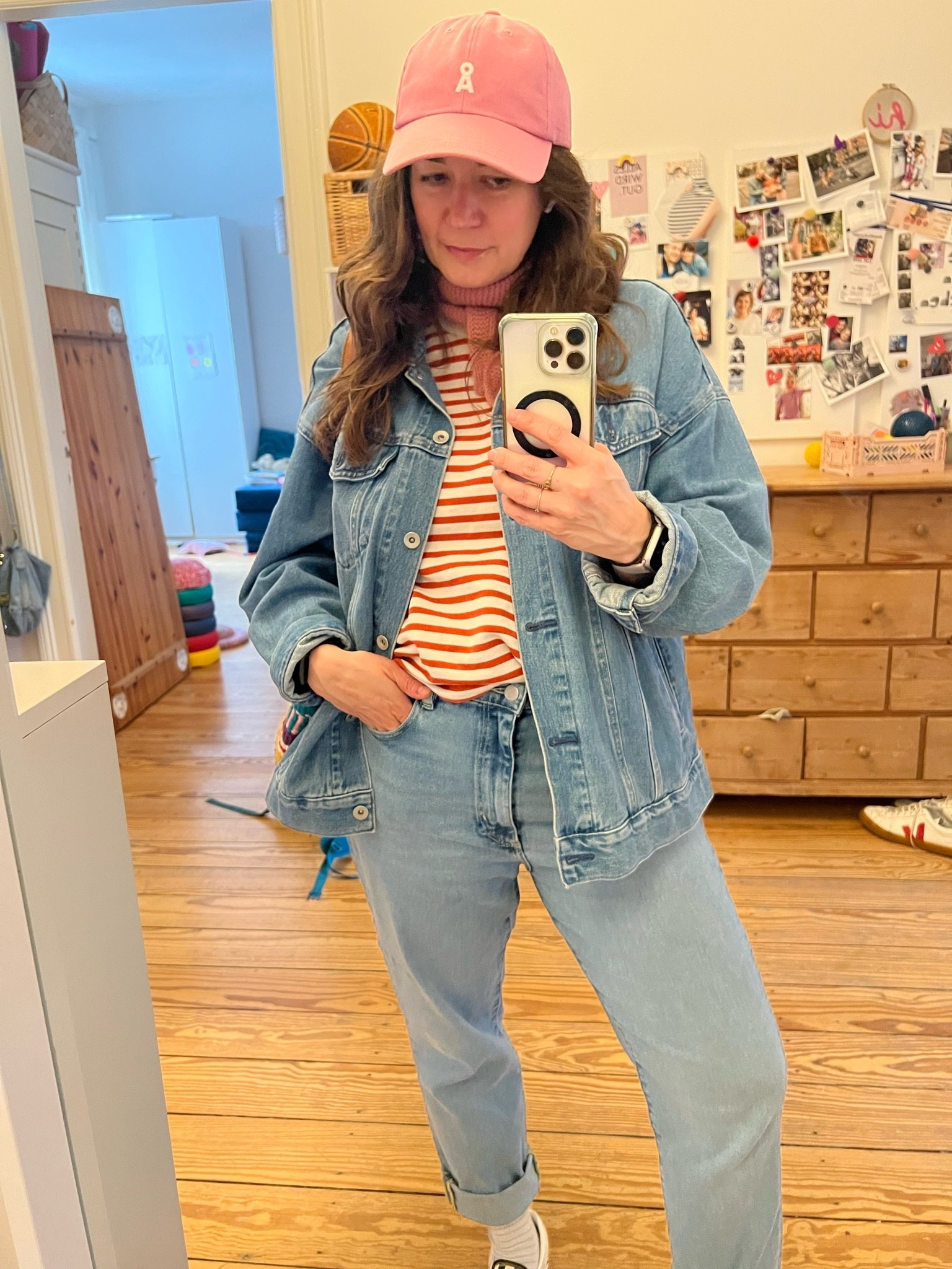 Denim all over, der Sommer ließ in Hamburg in den letzten Wochen auf sich warten, also waren statt Kleidern und Tops eher Jeans, Jacke und Sneaker angesagt. 
Immerhin konnte ich ein paar Mal meine liebste Oversized Jeansjacke tragen und, weil gerade eh immer: Barrel Jeans dazu.

#LTKdeutschland #LTKjeans #LTKsummer
