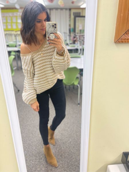 Today’s classroom #ootd

Amazon sweater- size small
Old Navy jeans- size 2 (size up if in between)
Boots- Tts 

#LTKstyletip #LTKunder100 #LTKunder50