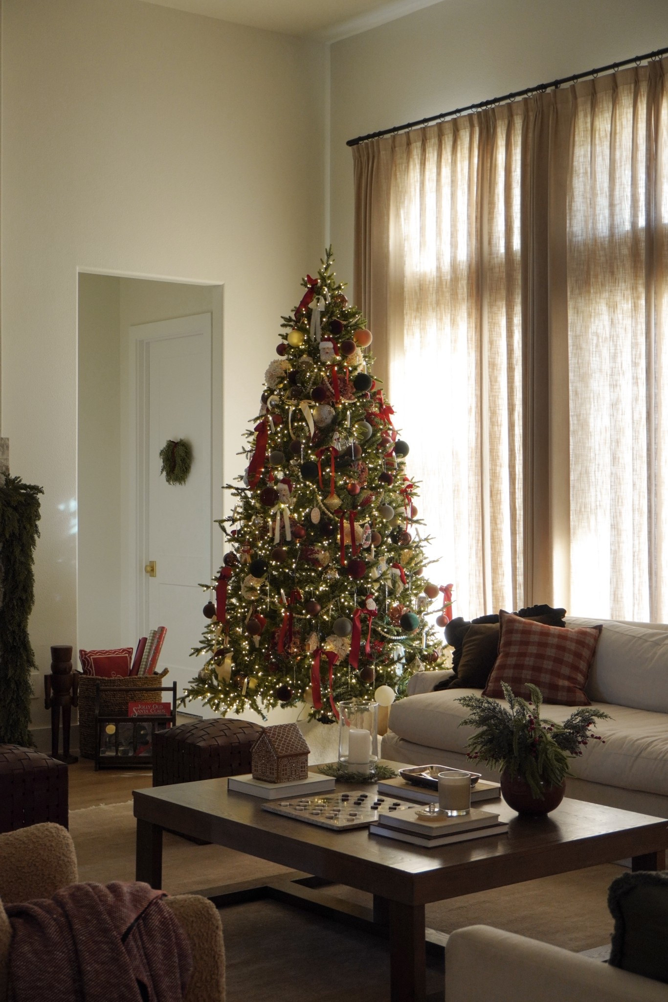 Christmas living room! 

Classic Christmas, traditional Christmas , living room inspo, Amazon home, target home, holiday decor, holiday home, holiday, living room, Christmas tree, ornaments
 

#LTKHome #LTKHoliday