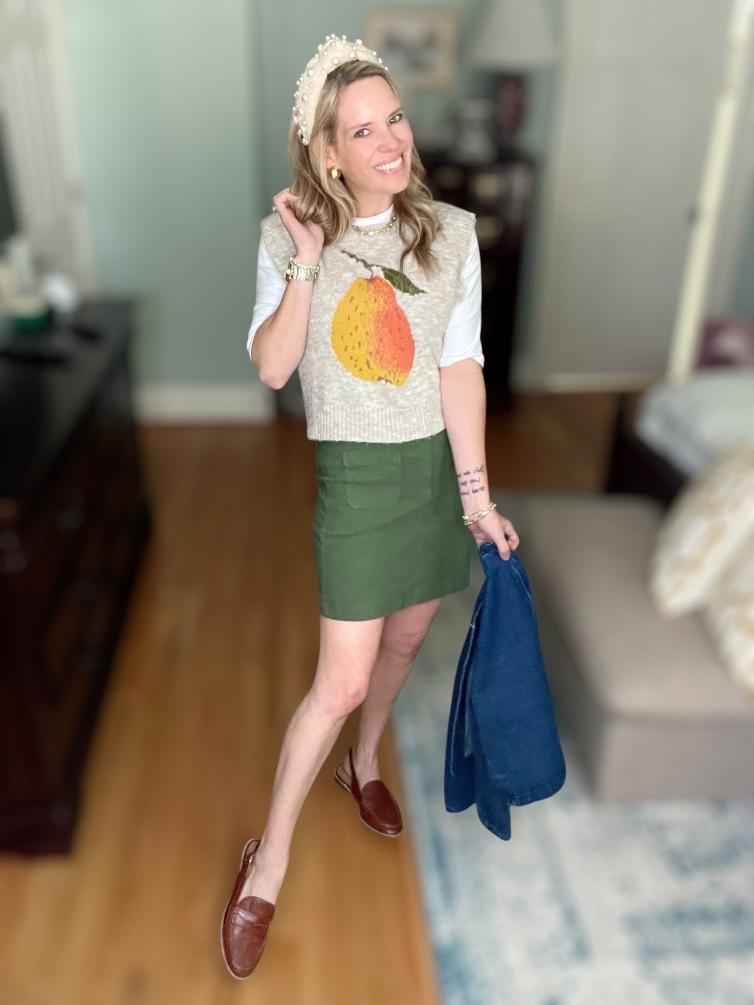 🍐 Playful fall style with a preppy twist! This pear graphic sweater vest from Amazon is such a fun statement piece for autumn. I layered it over a white top and styled it with a cropped dark-wash denim jacket and the J.Crew Factory patch-pocket mini skirt in olive green. Finished the look with classic brown loafers, a pearl headband, and timeless gold jewelry from Melinda Maria ✨ (use code PREPPYREBEL for 10% off).

🛍️ Outfit details:
	•	Amazon pear sweater vest 🍐
	•	Amazon cropped denim jacket 💙
	•	J.Crew Factory olive green mini skirt 💚
	•	Brown loafers + structured bag 🤎
	•	Pearl headband & Melinda Maria jewelry for a chic touch ✨

Perfect for: casual fall outings, brunch with friends, or a playful workwear look that still feels polished.

#fallstyle #preppystyle #pearstyle #ltkfall #amazonfashionfinds #jcrewfactory #melindamaria #falloutfitideas


#LTKFindsUnder100 #LTKWorkwear #LTKFindsUnder50

#LTKFindsUnder100 #LTKOver40 #LTKFindsUnder50