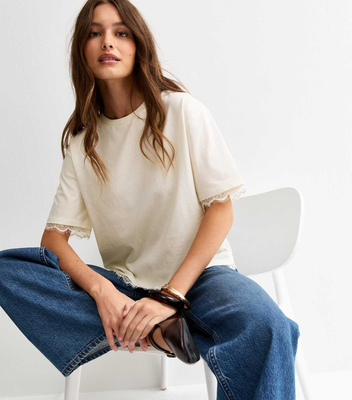 Off White T-Shirt Lace Hem Boxy T-Shirt | New Look | New Look (UK)