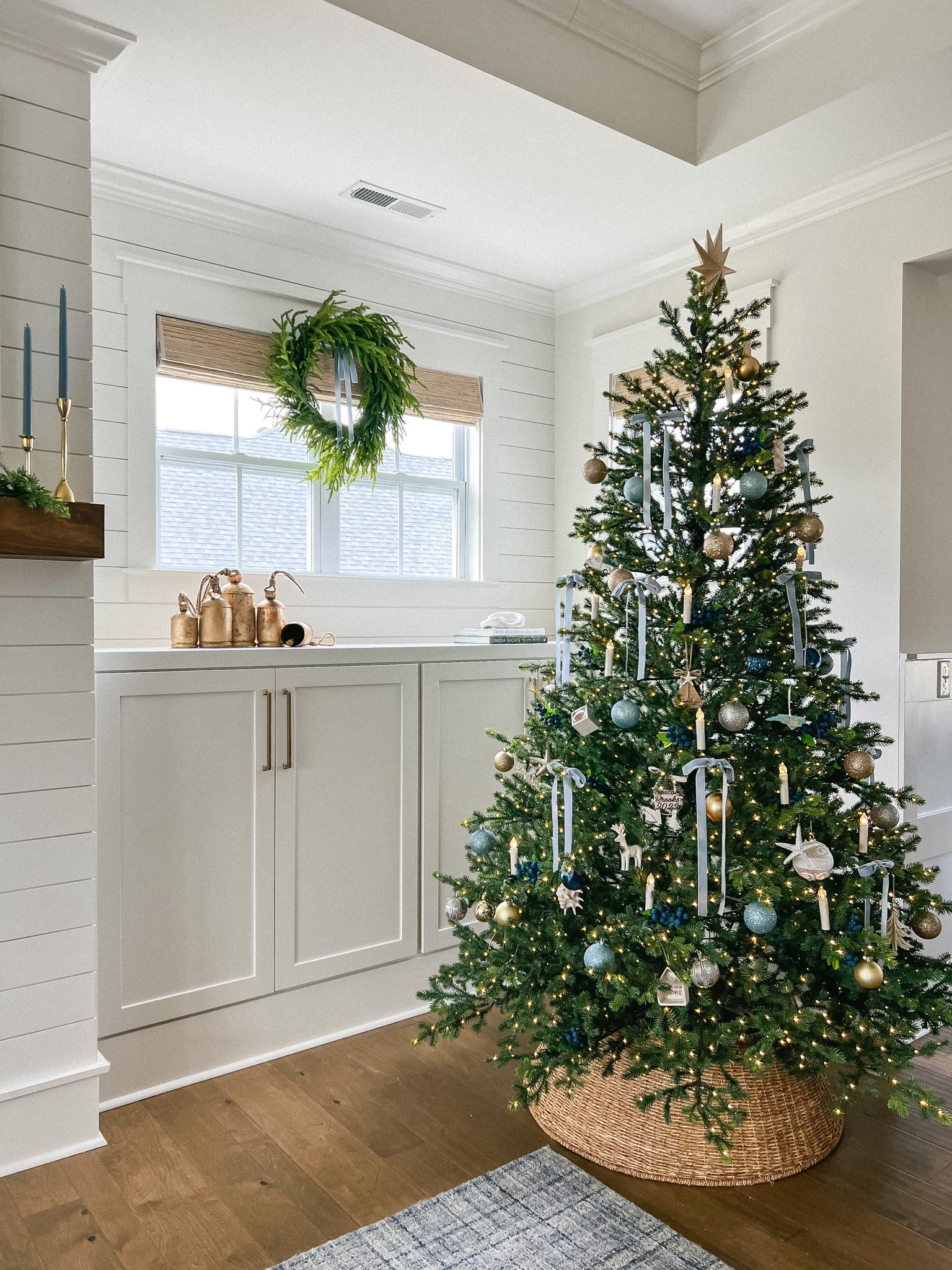 Coastal Christmas tree!

Blue and white decor, blue Christmas, rattan tree collar, afloral wreath, blue candles, Christmas bells 