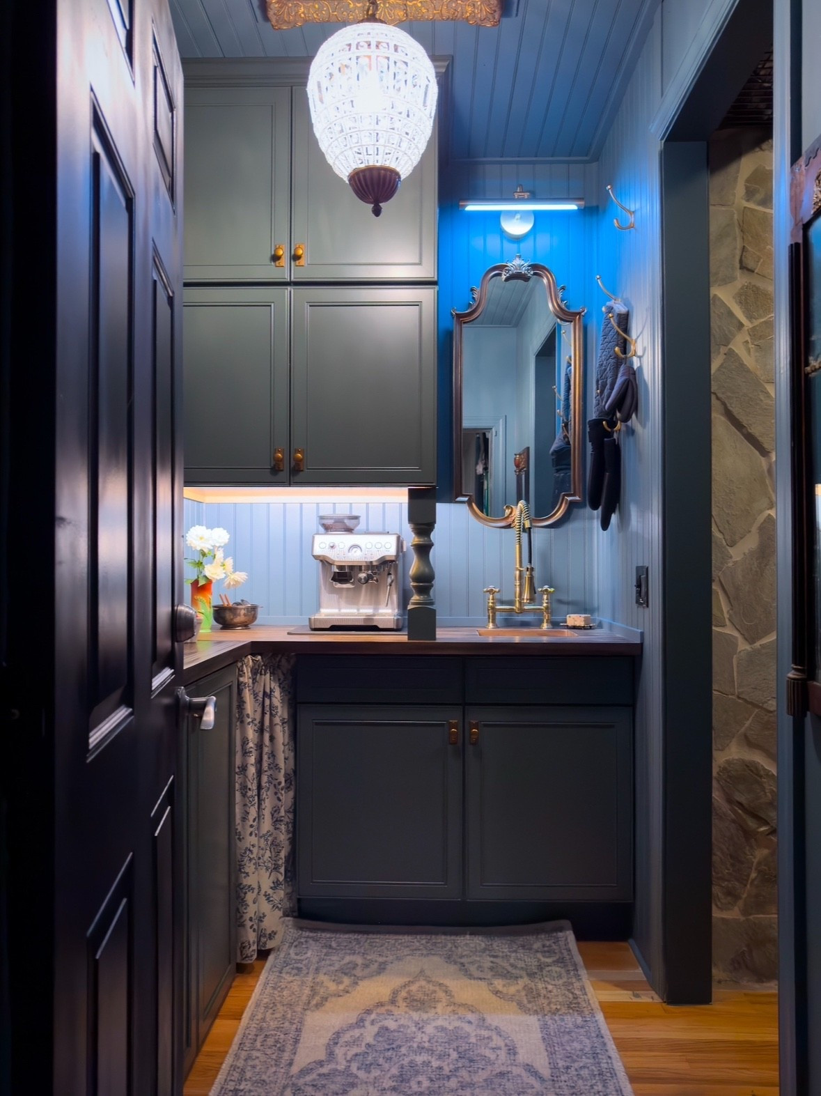 Upgrade your kitchen or pantry with these stylish cabinet knobs and elegant decor. Perfect for any room!✨

#CallSignDesign #Vintage #Luxury #InteriorDesign #InteriorDecorating #Elegance #Chandelier #OldWorldCharm #DesignStyle #CastleCore #OldWorldCharm  #SimpleSwaps