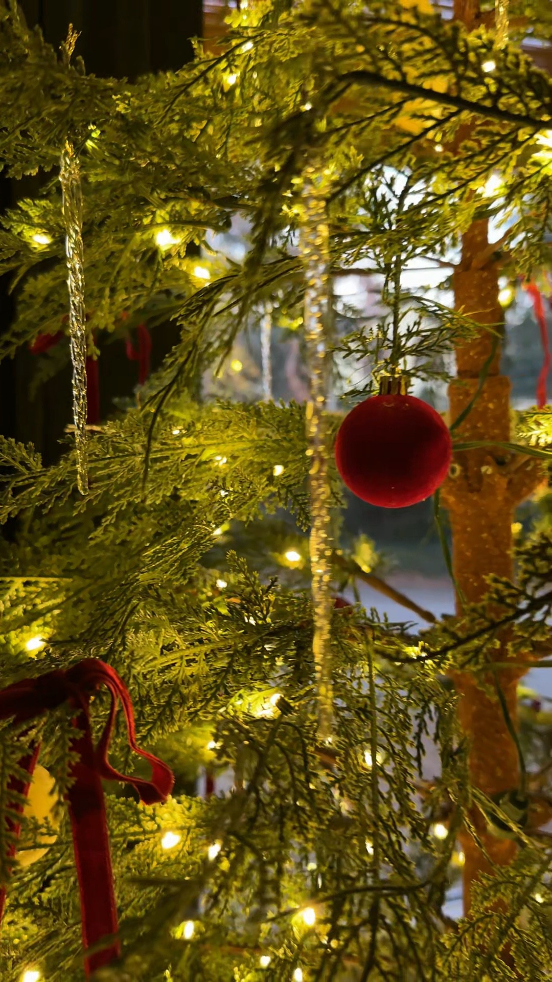 Simple yet elegant Christmas tree decor 

#LTKHome #LTKSeasonal #LTKHoliday