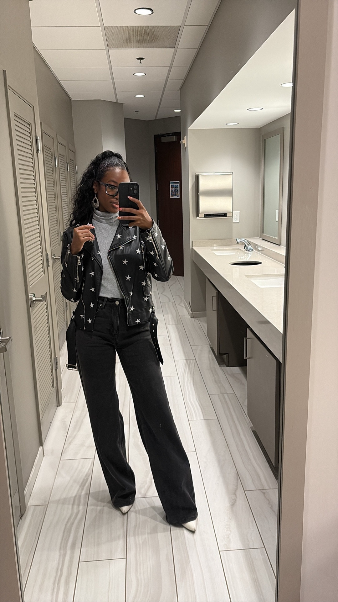 When the jacket does all the talking!!!
Leather Jacket @12tribe
Turtleneck @H&M
Jeans @Fashion Nova Boots @publicdesire
#outfitinspo #styledbywelexirenee
#outfitoftheday #leatherjacketoutfit