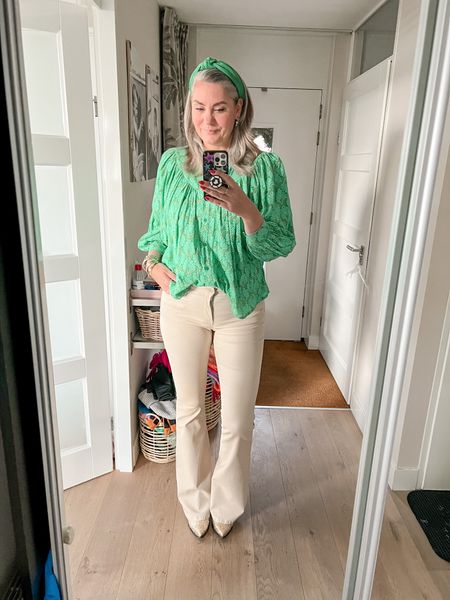 Outfits of the week

A golden boot to start of the week 😜. Green printed blouse with balloon sleeves paired with beige coated tall flared jeans (size down) and the said golden boots. 



#LTKeurope #LTKworkwear #LTKshoecrush