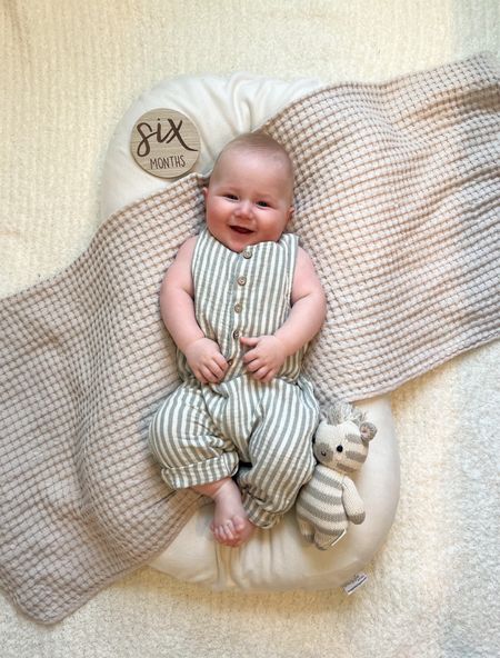 Baby monthly photos / baby monthly milestone photos / baby boy outfit / baby boy fashion / Rylee cru /

#LTKBaby #LTKBump