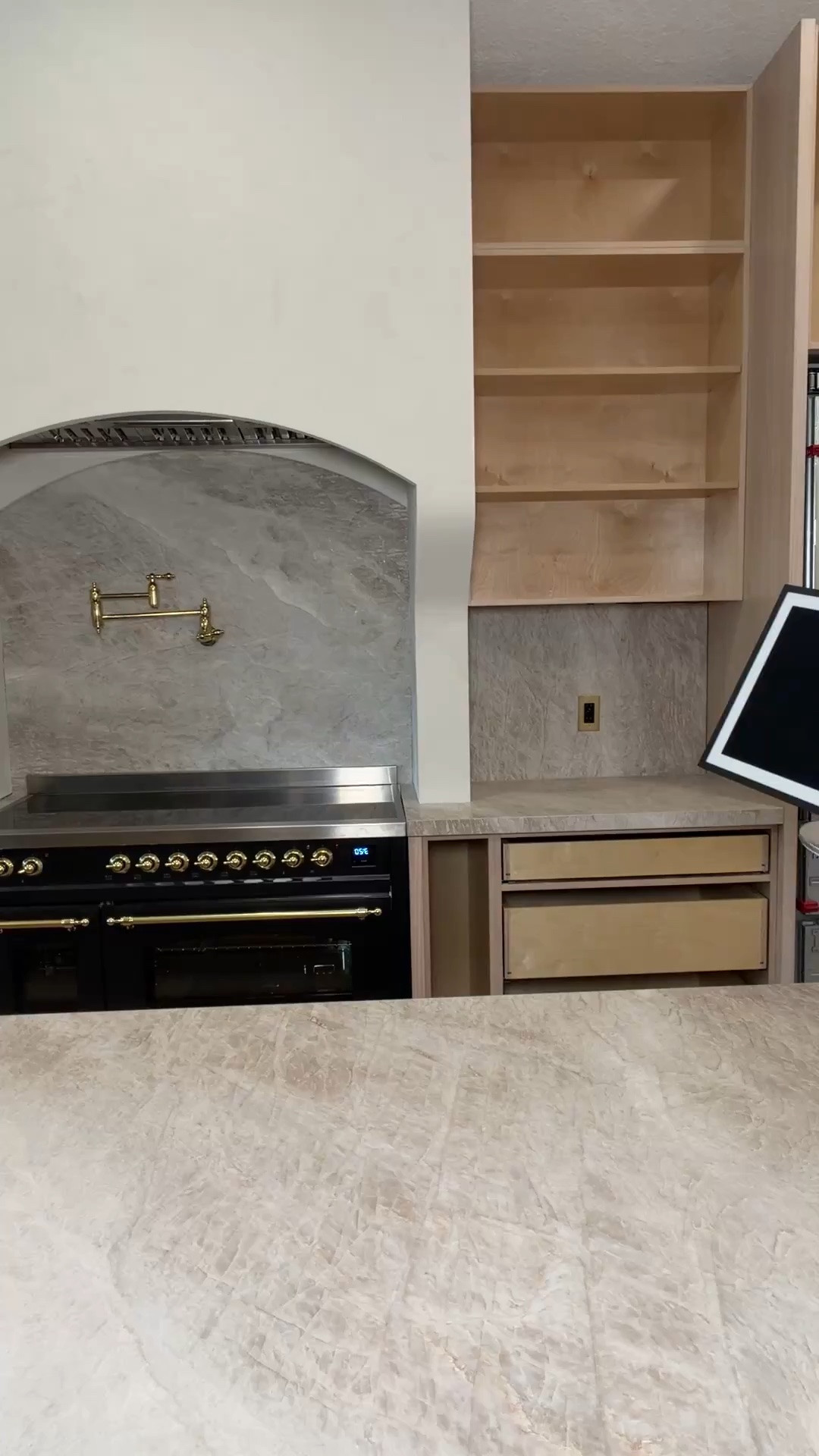 📺 This smart display has quickly become one of my favorite home upgrades! I love how versatile it is—I can stream my favorite shows, display photos, check the weather, browse the web, and move it anywhere I need. Paired with the protective cover, it stays looking clean and protected while blending perfectly with my home’s neutral décor. Definitely one of my favorite tech finds!

🤎 Esta pantalla inteligente se ha convertido en una de mis compras favoritas para el hogar. Me encanta lo versátil que es: puedo ver mis series favoritas, mostrar fotos, revisar el clima, navegar por internet y moverla fácilmente de un lugar a otro. Además, con el cover protector siempre se mantiene como nueva y combina perfecto con la decoración de mi casa. ¡Sin duda, uno de mis gadgets favoritos!

Shop the links below.

Follow me on Instagram and YouTube @kirasfashionfinds