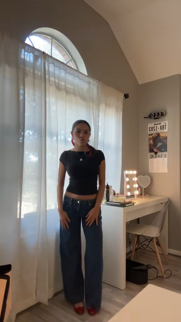 holiday shopping ootd 🤍
short sleeve top - Abercrombie, XS
long sleeve top - H&M, XS
Low rise jeans - edikted, XS
Vintage Levi’s (not linked, bought them secondhand!) - size 27x30
Coat - Stradivarius, S
Repetto flats - FR36
Steve Madden flats - W6