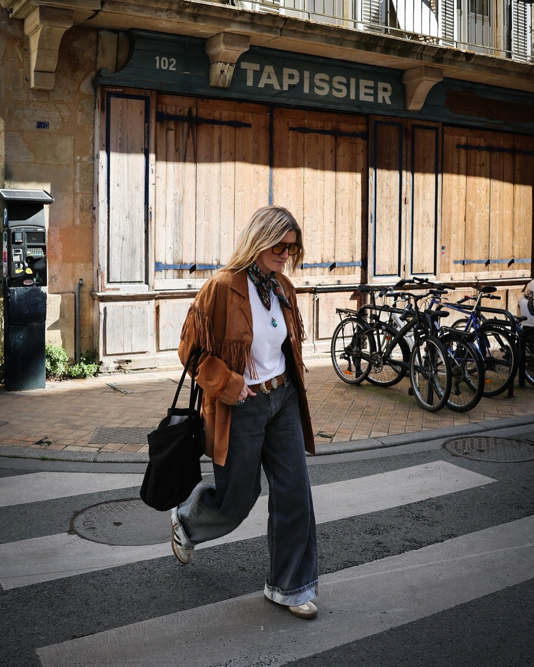 70s in the city ✌🏻
Petit sortie à Bordeaux hier avec une apparition du soleil pour notre plus grand bonheur ! 
C’est un peu compliqué en ce moment la météo en Charente Maritime 😅
Il fait beau, il pleut, il fait beau et il pleut en même temps, vous l’aurez compris c’est pas le temps idéal 🙄

Petit look 70 que j’adore avec cette veste à franges vintage  achetée à la braderie de Lille, il y a 4 ans mais que je n’avais pas encore vraiment porté… 

Sinon j’espère que tout va bien pour vous ! 

📸 @msauvage_ 
Un petit 🖤 en commentaire pour ce look 😉

[ look seventies - look boho - veste à franges - idée look bohème femme ] 

#bordeaux #lookboheme #streetstyleinspiration #ideelook #bohemianlook #monlook