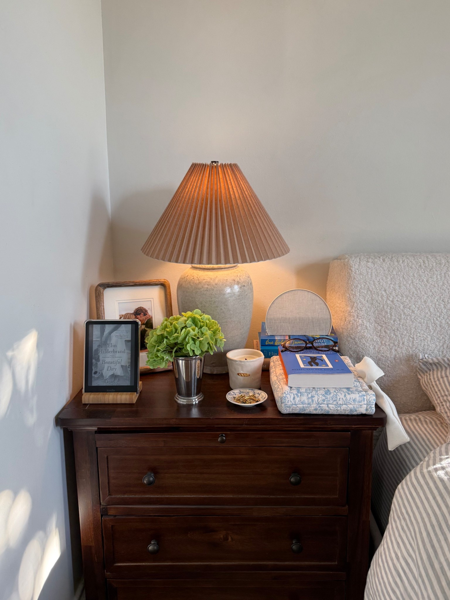 books, kindle paperwhite & stand, alarm clock, book pouch & nightstand from amazon 🍵🫶🏽

#LTKHome #LTKSeasonal #LTKFindsUnder50