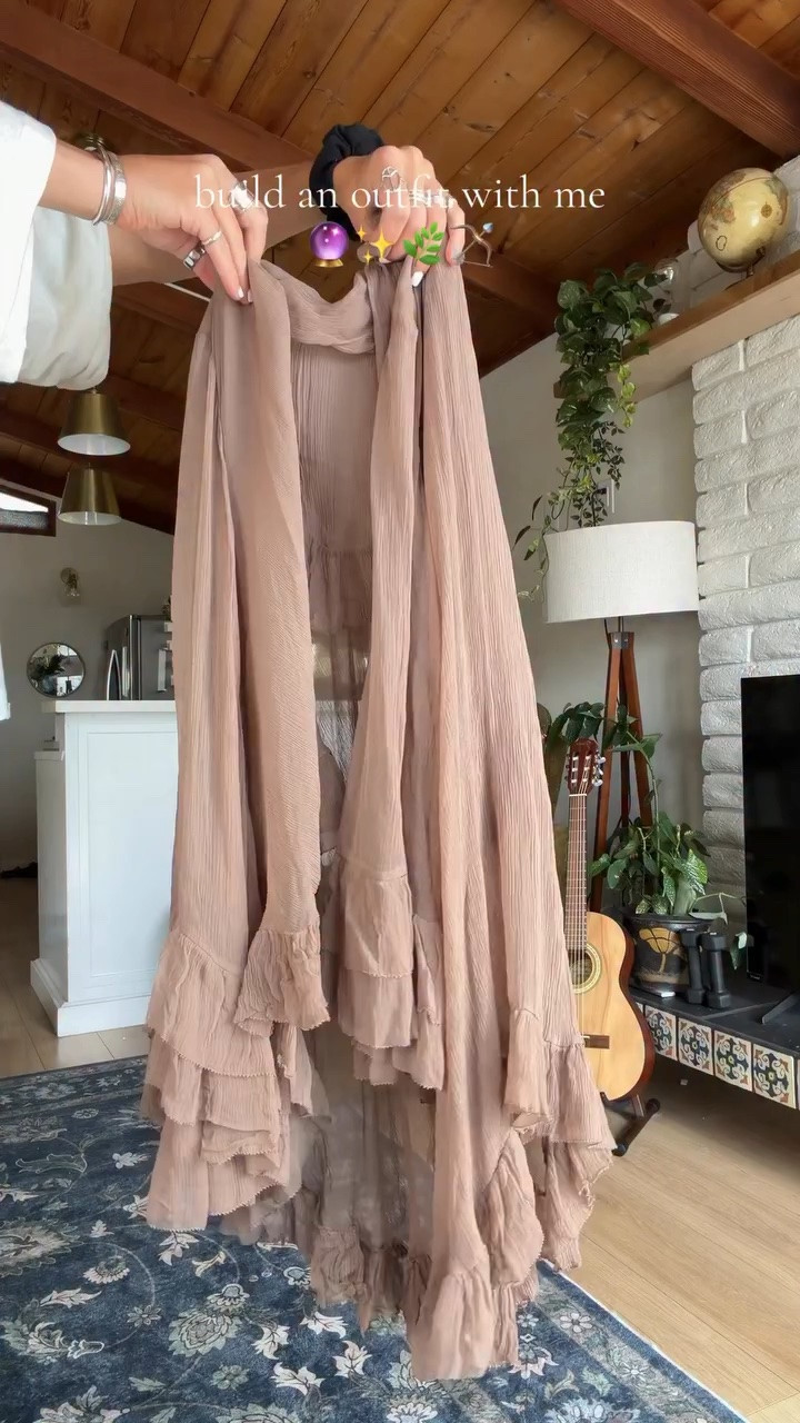 The art of layering ✨✨✨
-
-
-
-
@freepeople 
@wishbone.studio.co 
-
#grwm#bohochic#glowymakeup#fashion#outfitinspo