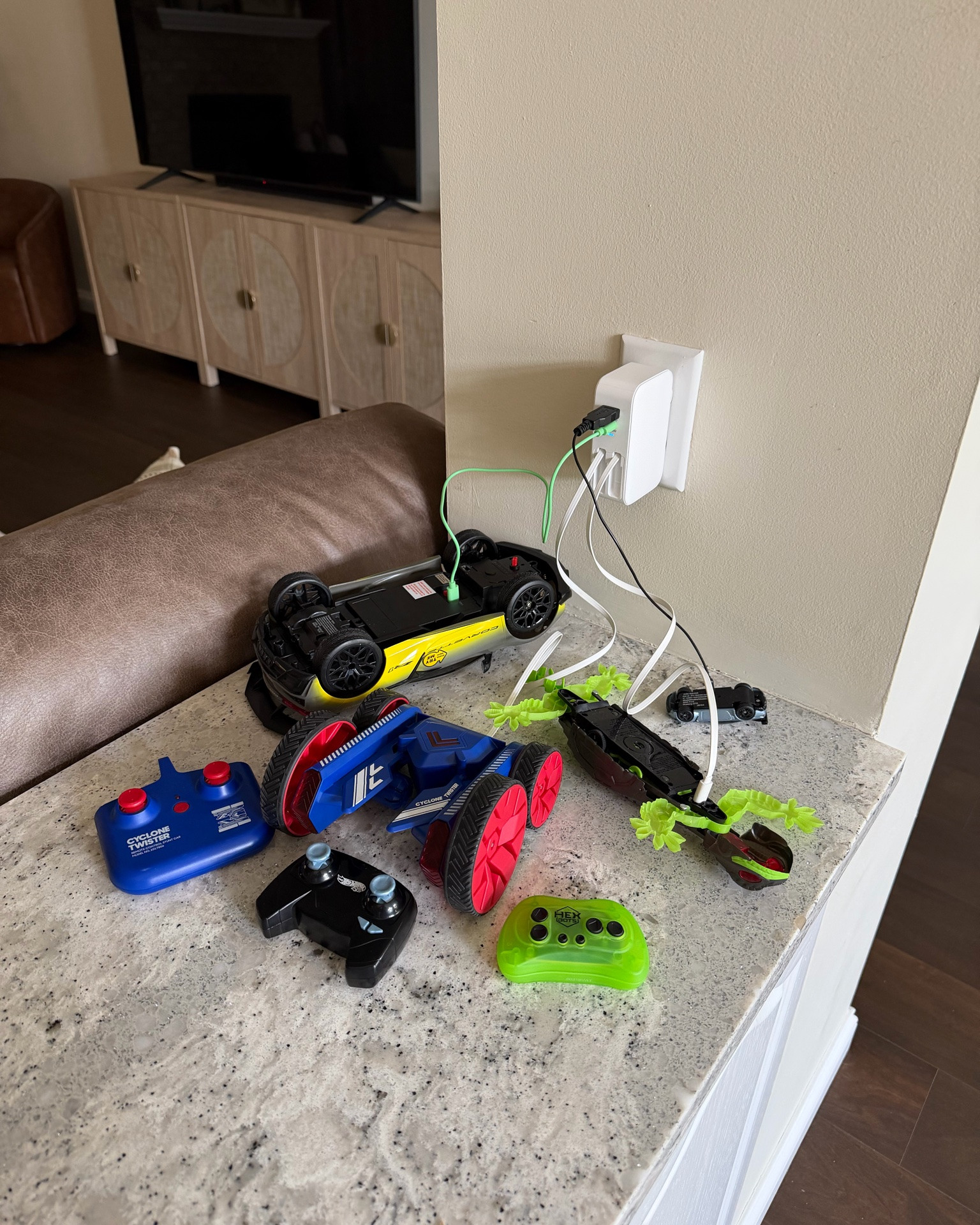Fast retractable charger with multiple ports >>>>

#LTKdayinmylife #LTKHome