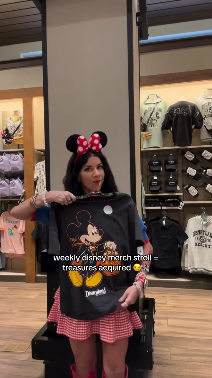 Guess who can never leave Disneyland empty handed 🙋🏻‍♀️🙃 #disneyadult #disneyland #disneymerch