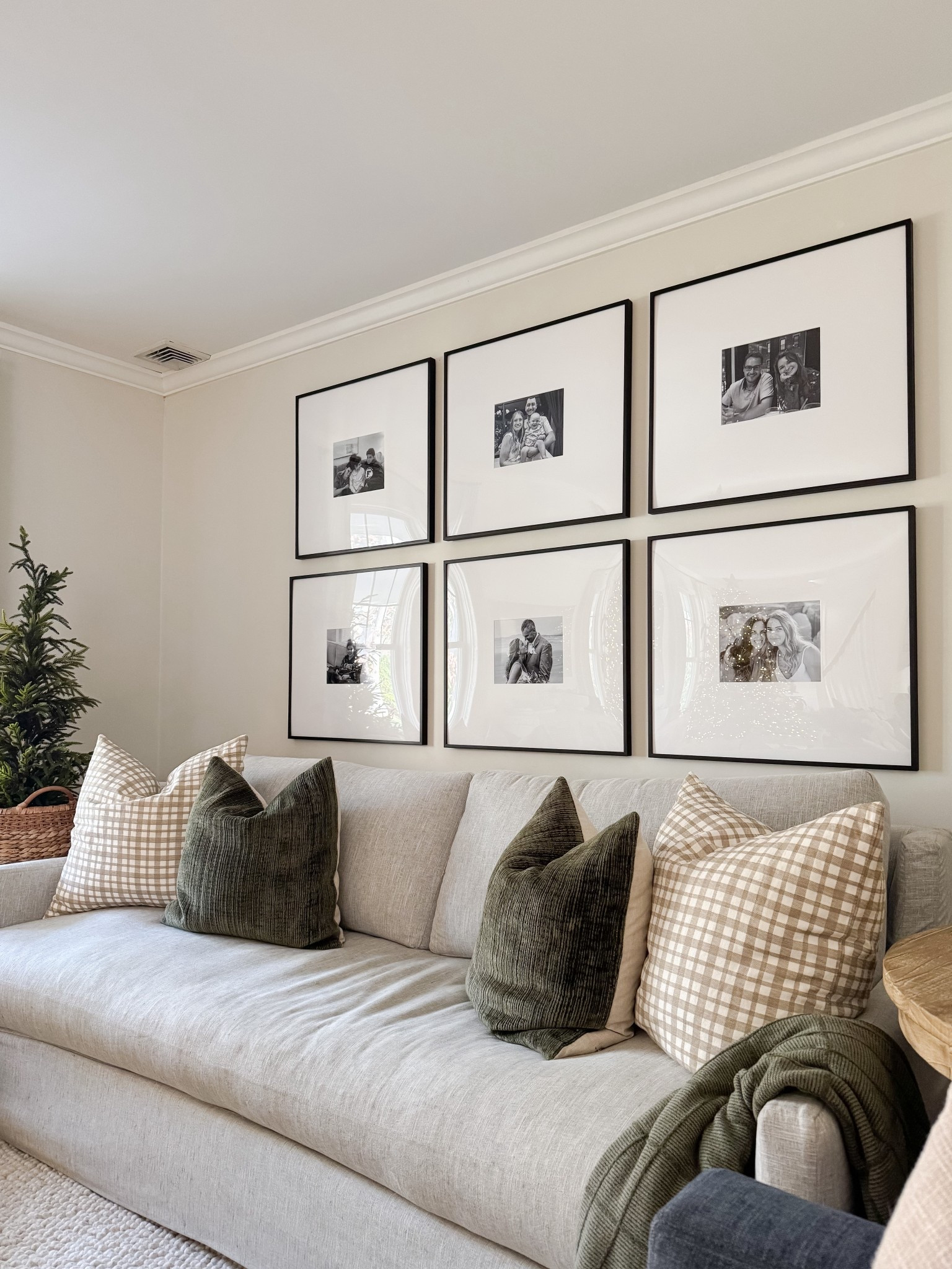 Coastal Living Room 

Holiday living room  Christmas living room styling  Home decor  Home  Home decor  Home favorites  Floral vase   Wall Art  Coastal home  coastal home decor  coffee table 

#LTKHoliday #LTKHome