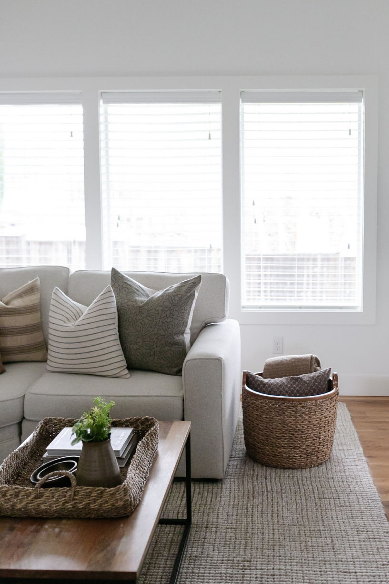 I’m loving this pillow combo for fall!

Fall decor 
Living room decor 
Home Decor 
Throw pillows 
Baskets 
Cream sofa
Pottery Barn Pearce sectional 
Serena and Lily 


#LTKSeasonal #LTKsalealert #LTKhome