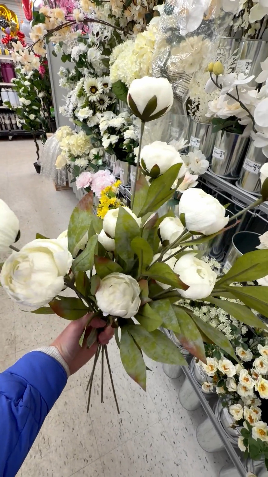 Might be the luckiest girl around right now! Went to Michaels on a whim and they had the viral peony’s in stock!! Needless to say, these came home with me 🤍🤍

Color: cream 