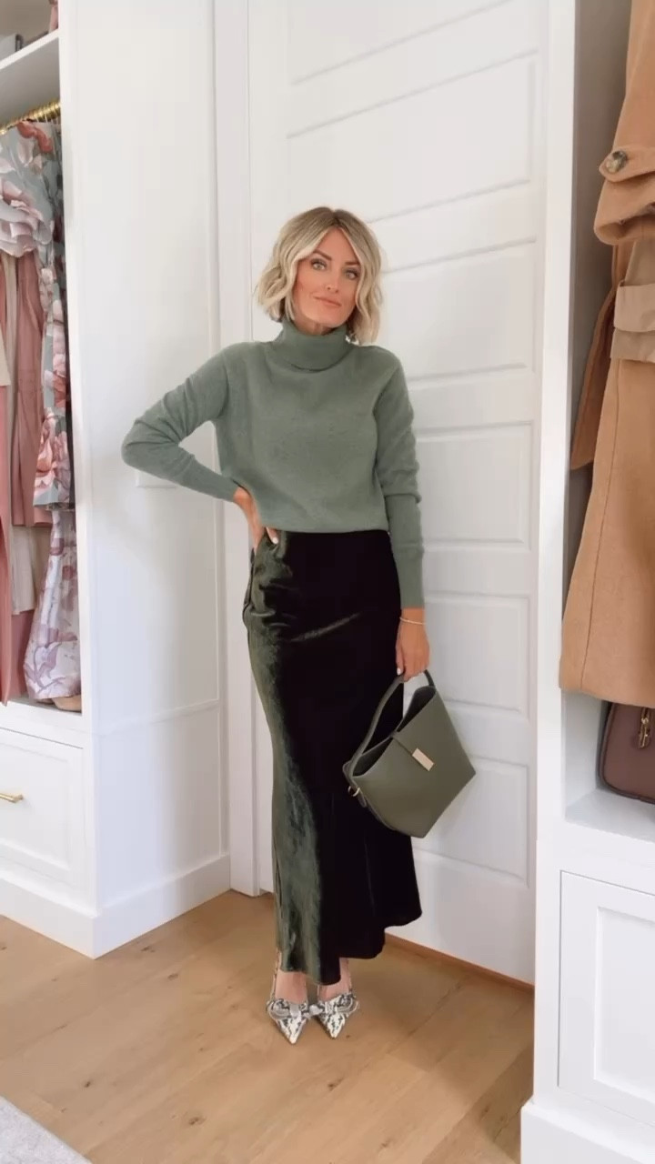 Such a pretty holiday outfit! This would be great for both Thanksgiving or Christmas! Wearing XS! 


Loverly grey, holiday, Christmas, slip skirt, velvet, sweater

#LTKHoliday #LTKSeasonal #LTKStyleTip