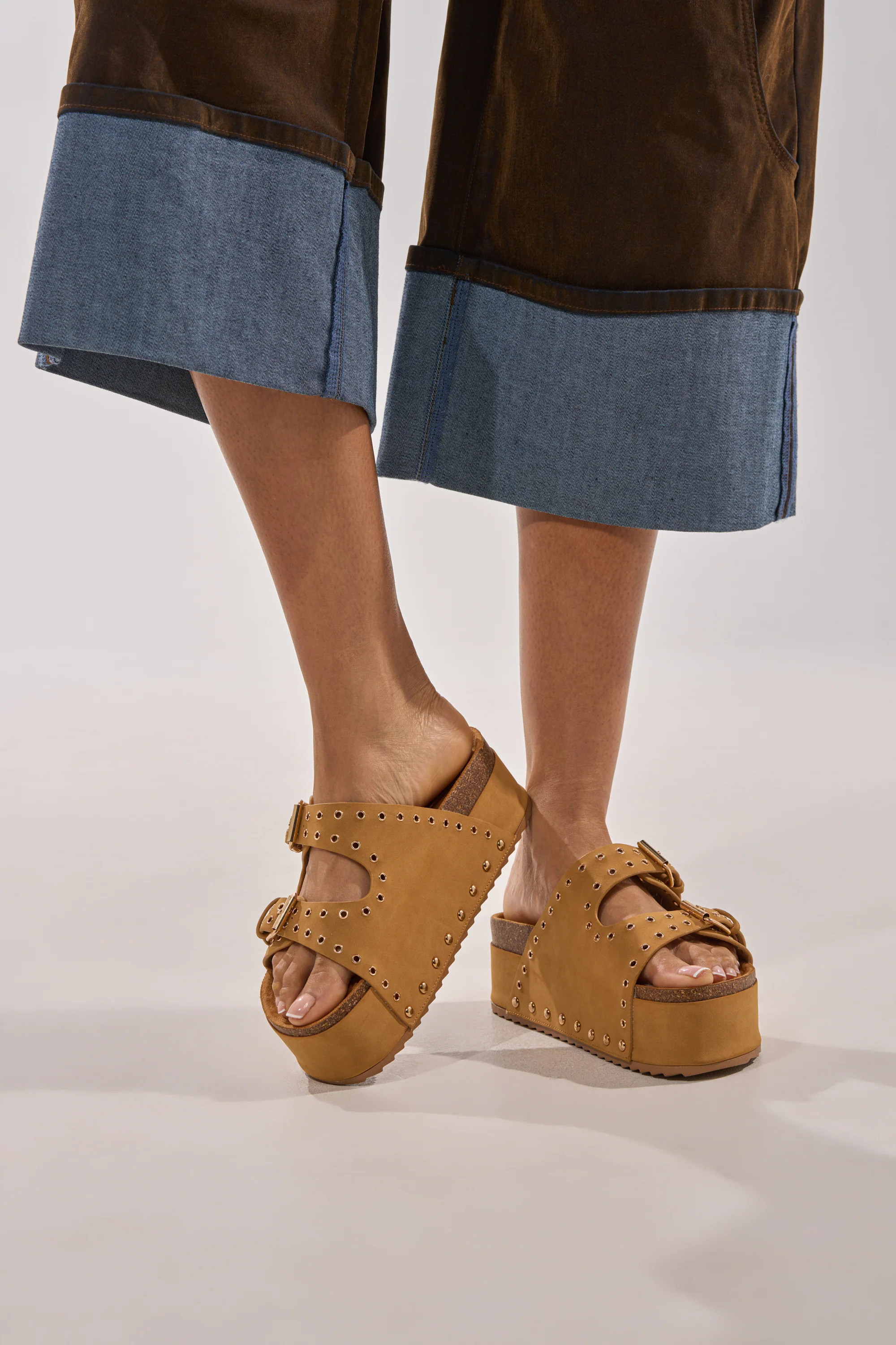 AZALEA WANG ALGEDI TAN PLATFORM SANDAL | AKIRA