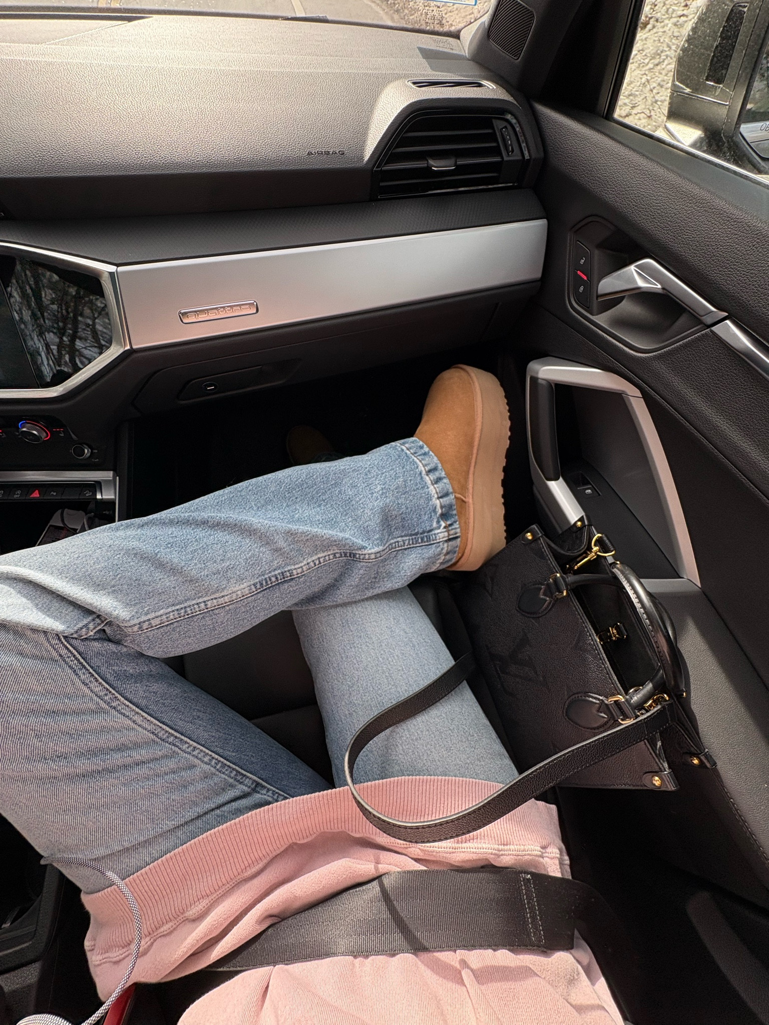 On the go



Reformation jeans Ugg platform Ugg denim lifestyle Boston New England winter style Louis Vuitton car pics

#LTKMostLoved #LTKSaleAlert #LTKGiftGuide