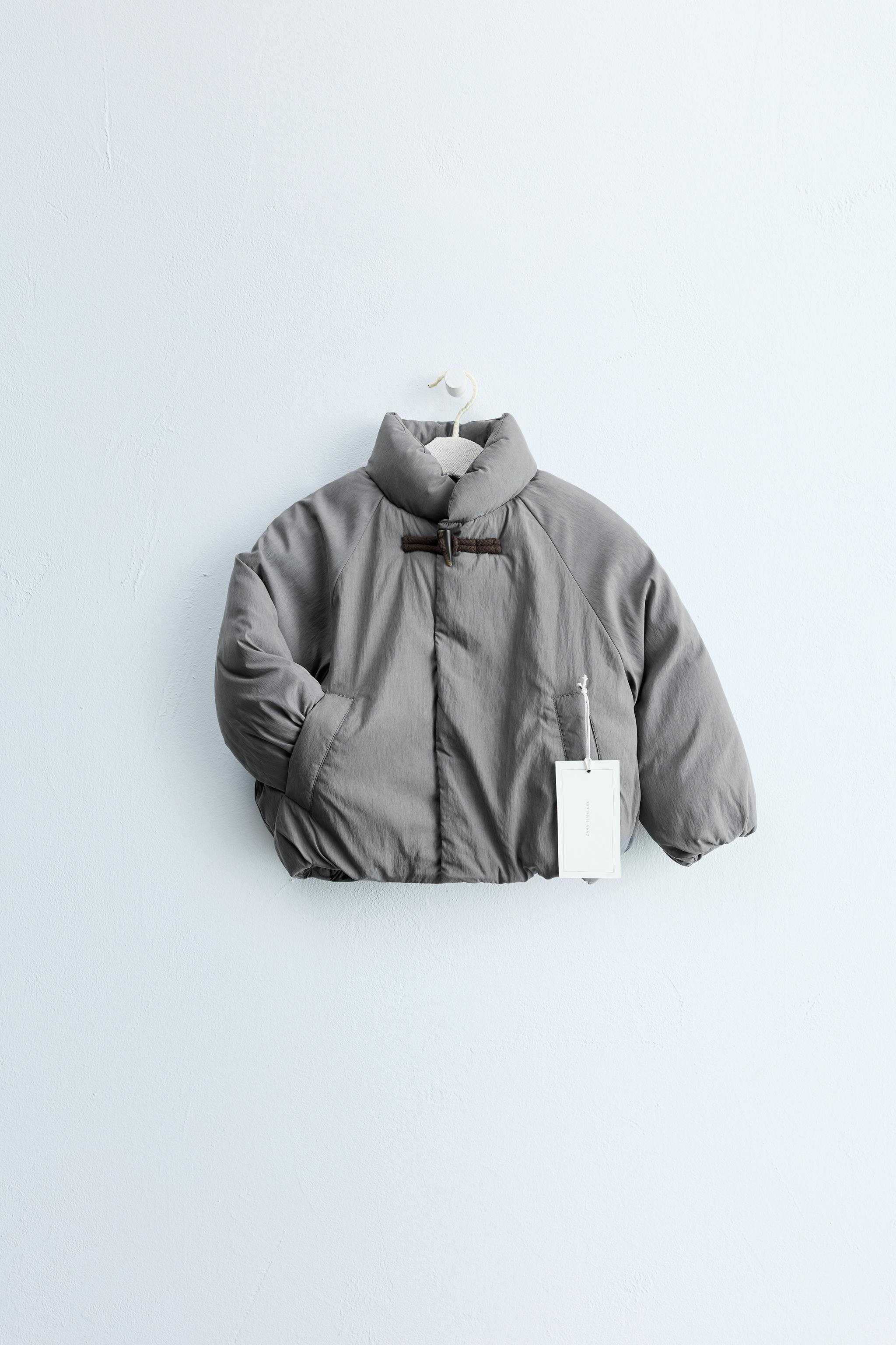 ZARA TIMELESS \u2013 GEF\u00dcTTERTER MANTEL MIT KNEBELVERSCHL\u00dcSSEN | Zara DE
