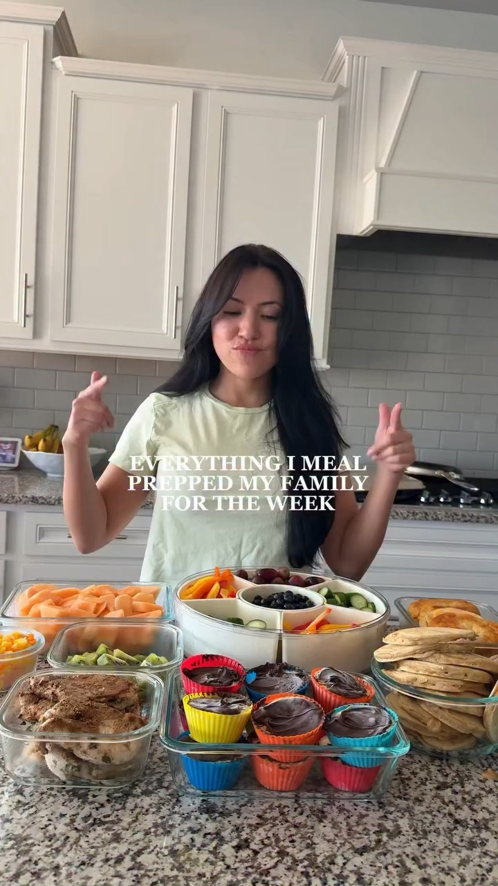 If you guys want any other written recipes just let me know! ✨ 

Greek yogurt bagels:
1 cup of non fat Greek yogurt
1 cup of unbleached flour
2 tsp baking powder
3/4 tsp salt
Egg wash on top 
Bake at 375 for 25 mins!

Cheesecake bites recipe from @raziyyz 

#mealprepideas #mealprepping #mealpreprecipes #healthymealprep #healthyfood