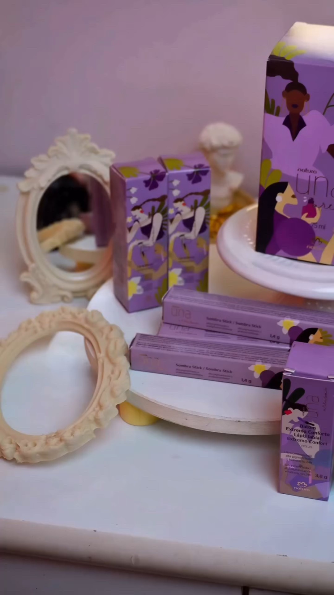 Dizer que eu estava desejando muito testar os produtos da linha Una Artisan é pouco pra expressar o tamanho da minha ansiedade por esta linha que Natura desenvolveu, que luxo meus amigos, que riqueza e entrega 😮‍💨🥹 Quem ama a fragrância Una Artisan, vai amar a coleção de maquiagem, pois ela é o reflexo da construção impecável das notas olfativas de Artisan, traduzida em pigmentos, textura e sofisticação. Ainda não escolhi meus favoritos, pois todos os produtos tem uma entrega e sensorial além do esperado 😮‍💨🥹
.
@duplacomunicacao @naturabroficial 
.
Conteúdo Orgânico 
.
#UnaArtisan #NaturaUna #NaturaUnaArtisan #naturabroficial