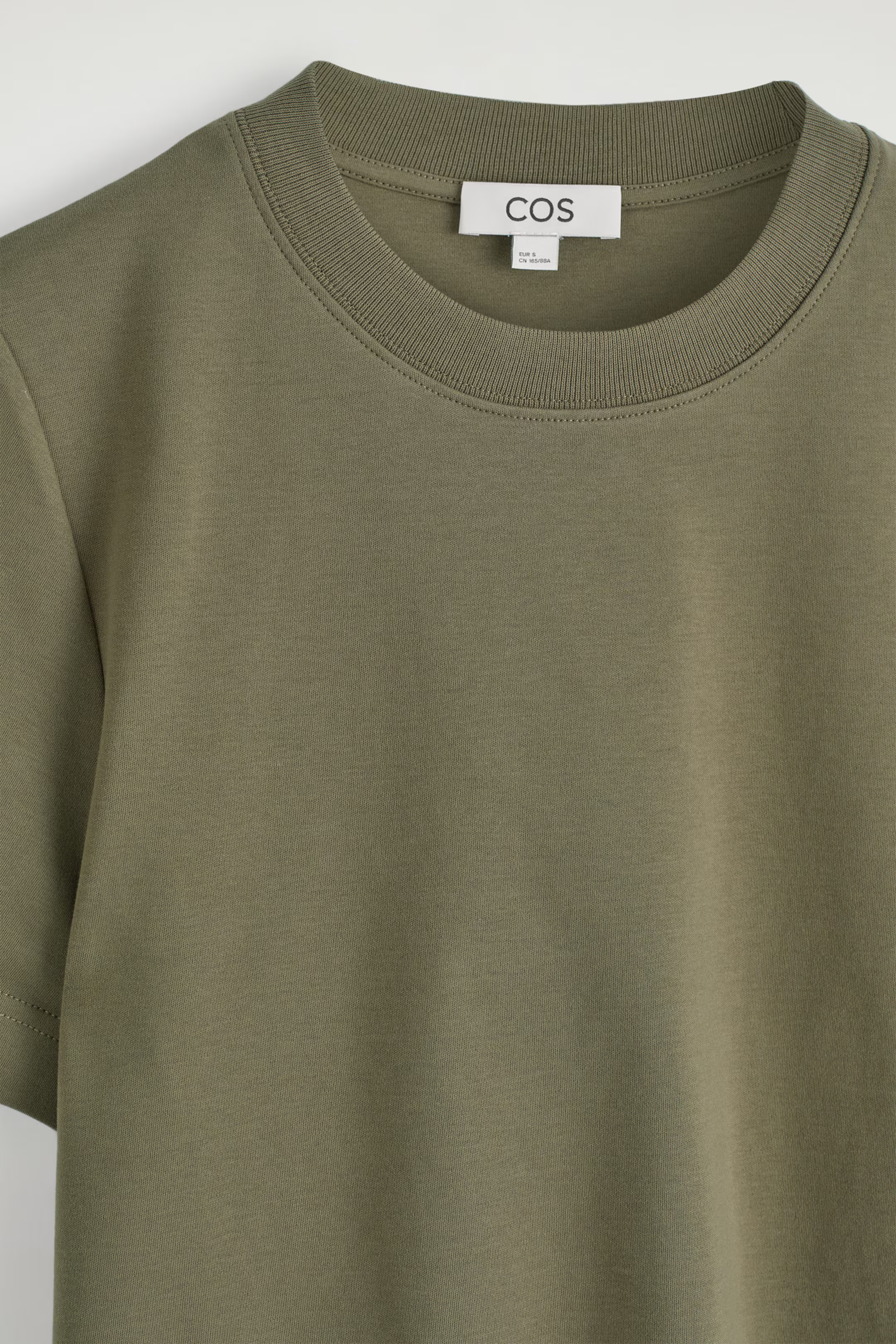 SCHLICHTES T-SHIRT MIT NORMALER PASSFORM - KHAKI | COS AT | COS (EU)
