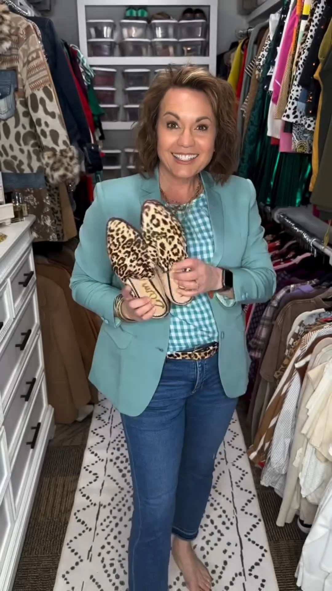 Casual, but make it tailored 💙 Loving this custom-fit blazer from @tale_thread —paired with a blue check tank, denim, and leopard flats for an easy elevated look.

Would you wear it dressed up or down? 👇