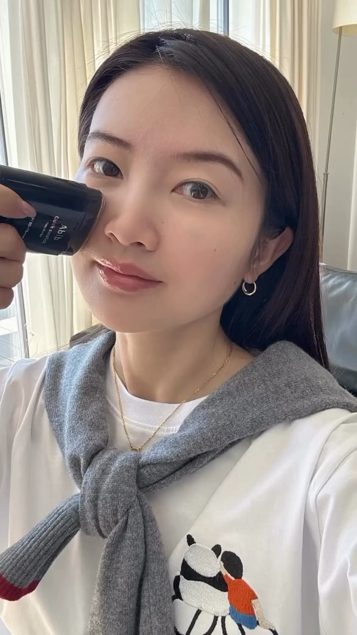 第二支了真的不是沒理由☀️
這個防曬棒已經變成我包包裡必備
隨手補塗，完全不沾不油

最喜歡的是它的弧度設計
貼臉到不行，鼻翼這些細節都能照顧到
乾敏皮用起來也完全沒負擔

就是那種：
用過一次就會回購的東西✨

#防曬 #乾敏皮護膚 #skincare #kbeauty #abib