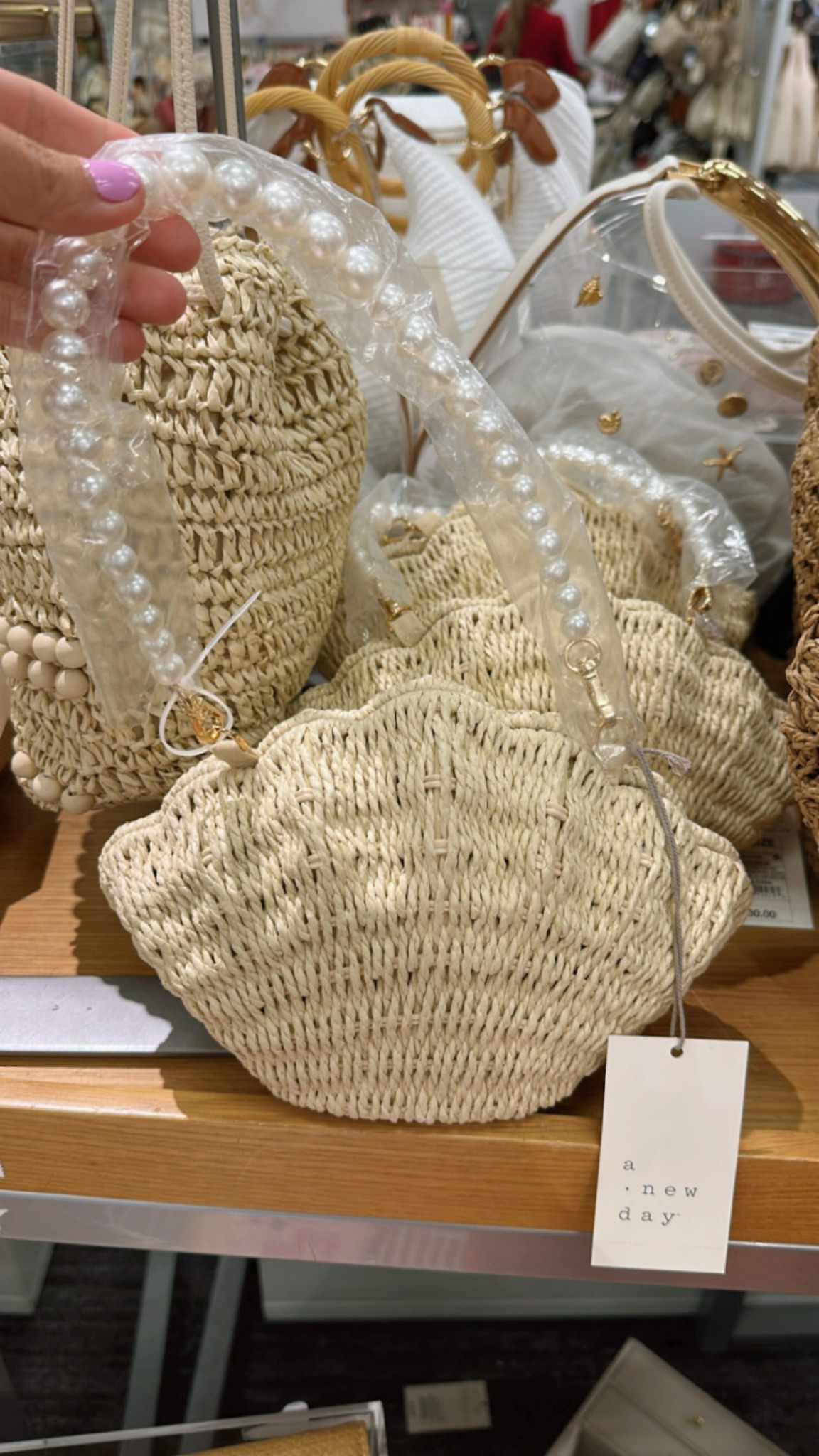 The cutest new shell bags 🐚 ☀️ 



#LTKSeasonal #LTKItBag #LTKFindsUnder50