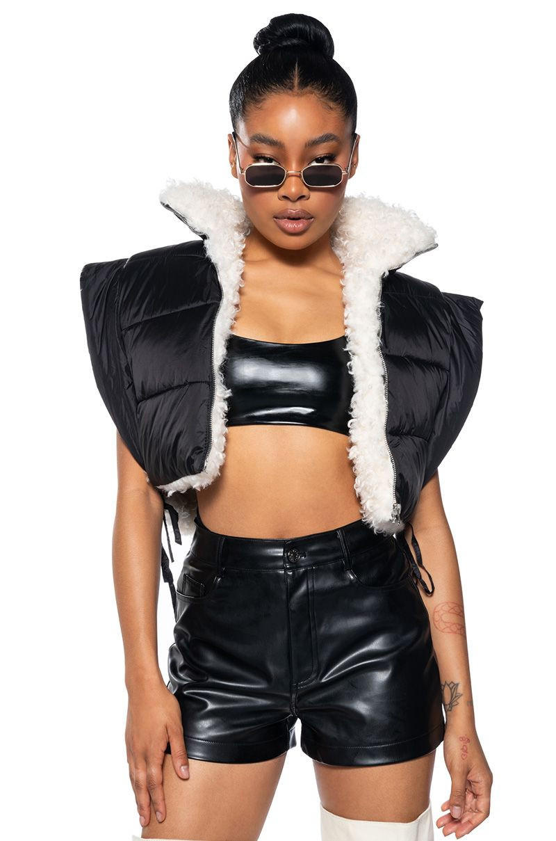 SIMPLY ASPEN SHERPA LINED CROP VEST IN BLACK | AKIRA