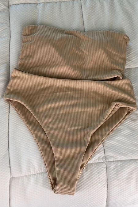 Summer swimsuit ribbed and very soft
Size medium 

#LTKTravel #LTKSwim #LTKFindsUnder50