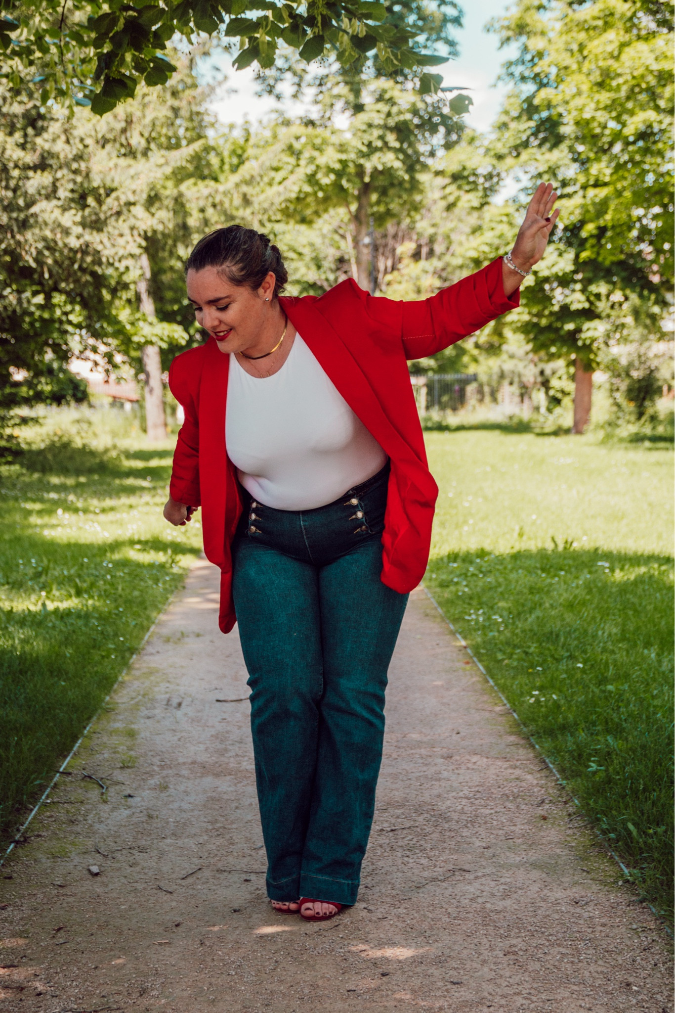 Un look effortless comme on les aime ! Un jean évasé pour une belle silhouette, un blazer rouge pour une touche de couleur et le tour est joué !

#LTKmidsize #LTKspring #LTKstyletip