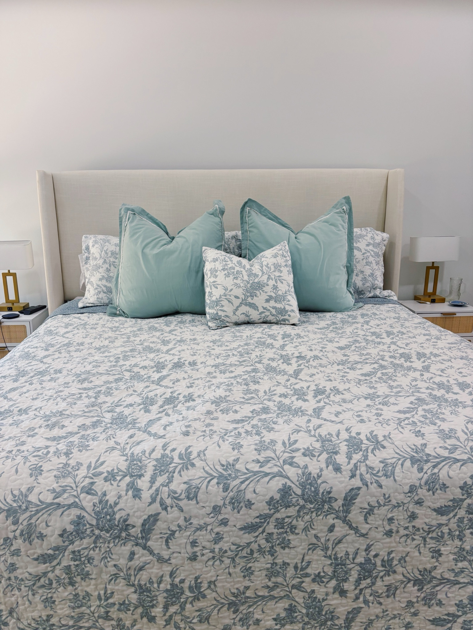 Posting another one just for the bedding! Throw pillows are thrifted! Seriously my favorite bedding ever 🩵🩵🩵 

#LTKHome #LTKGiftGuide #LTKFindsUnder100