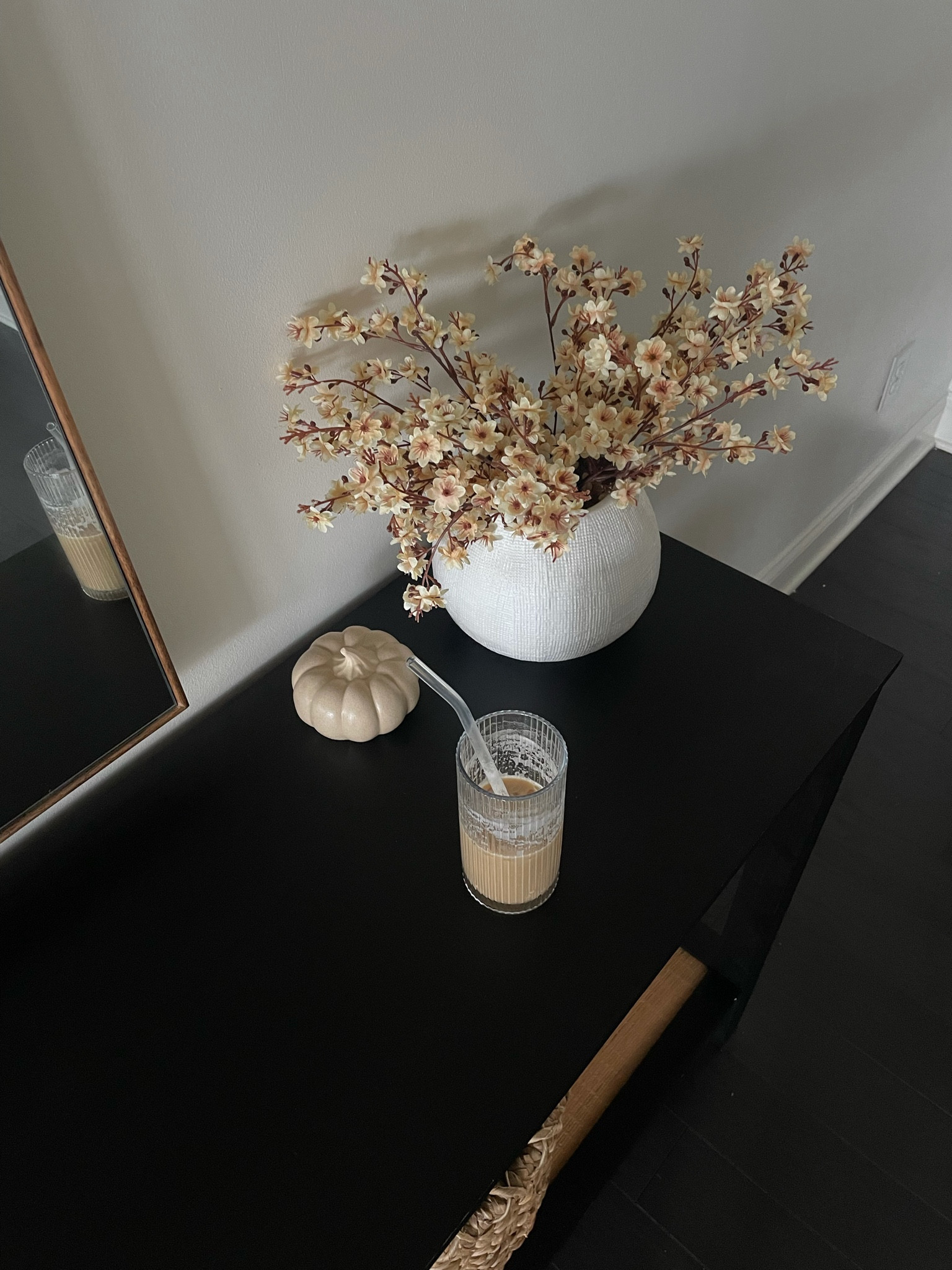 transitioning into fall🍂🧺☁️🤍 


#accenttable #tabledecor #falldecor #coffee #pumpkin #vases #fauxstems #livingroomdecor #homeinspo #homedecor #entrytable 

#LTKSeasonal #LTKhome #LTKHoliday