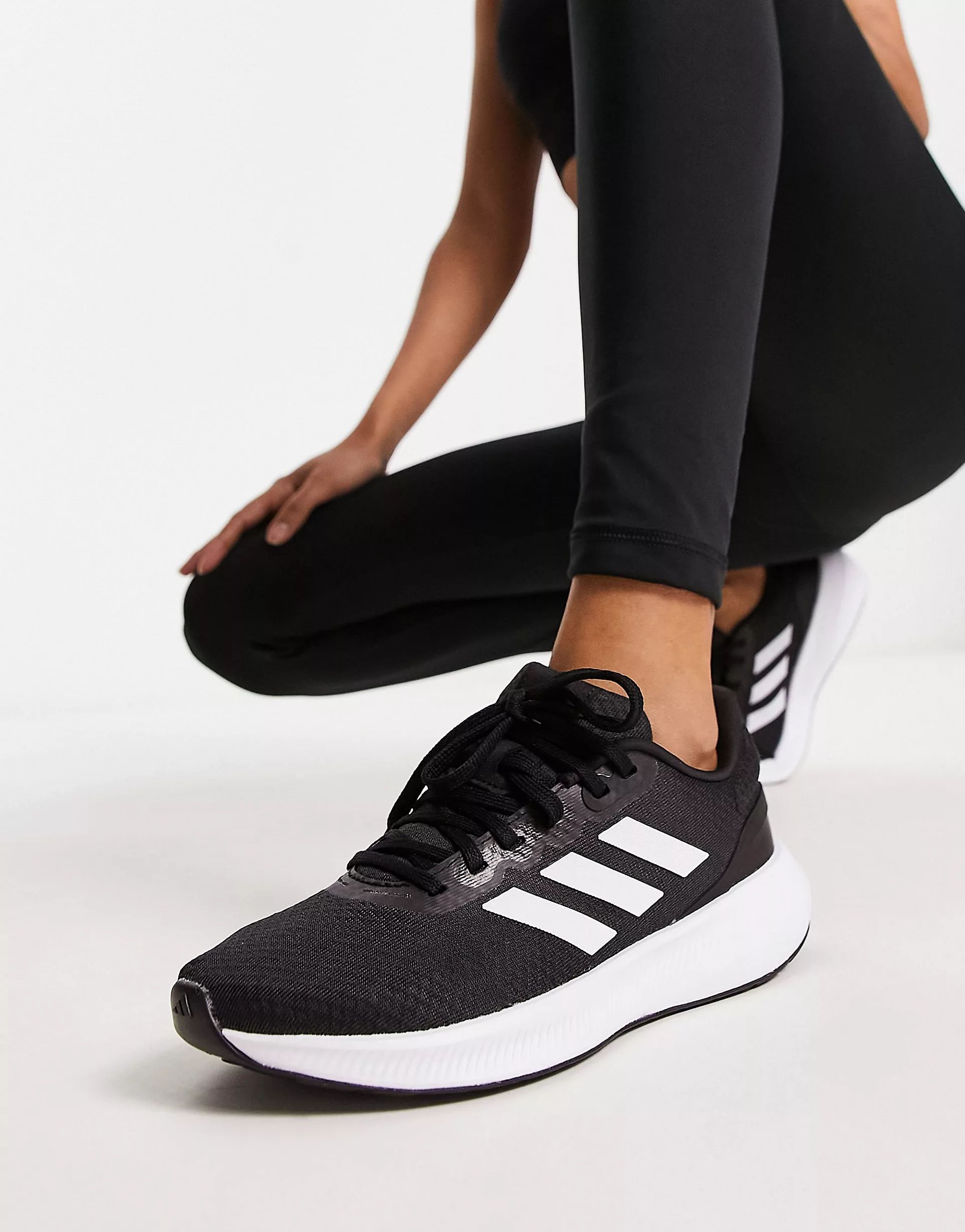 adidas Running - Run Falcon 3.0 - Sneakers in zwart en wit | ASOS (Global)