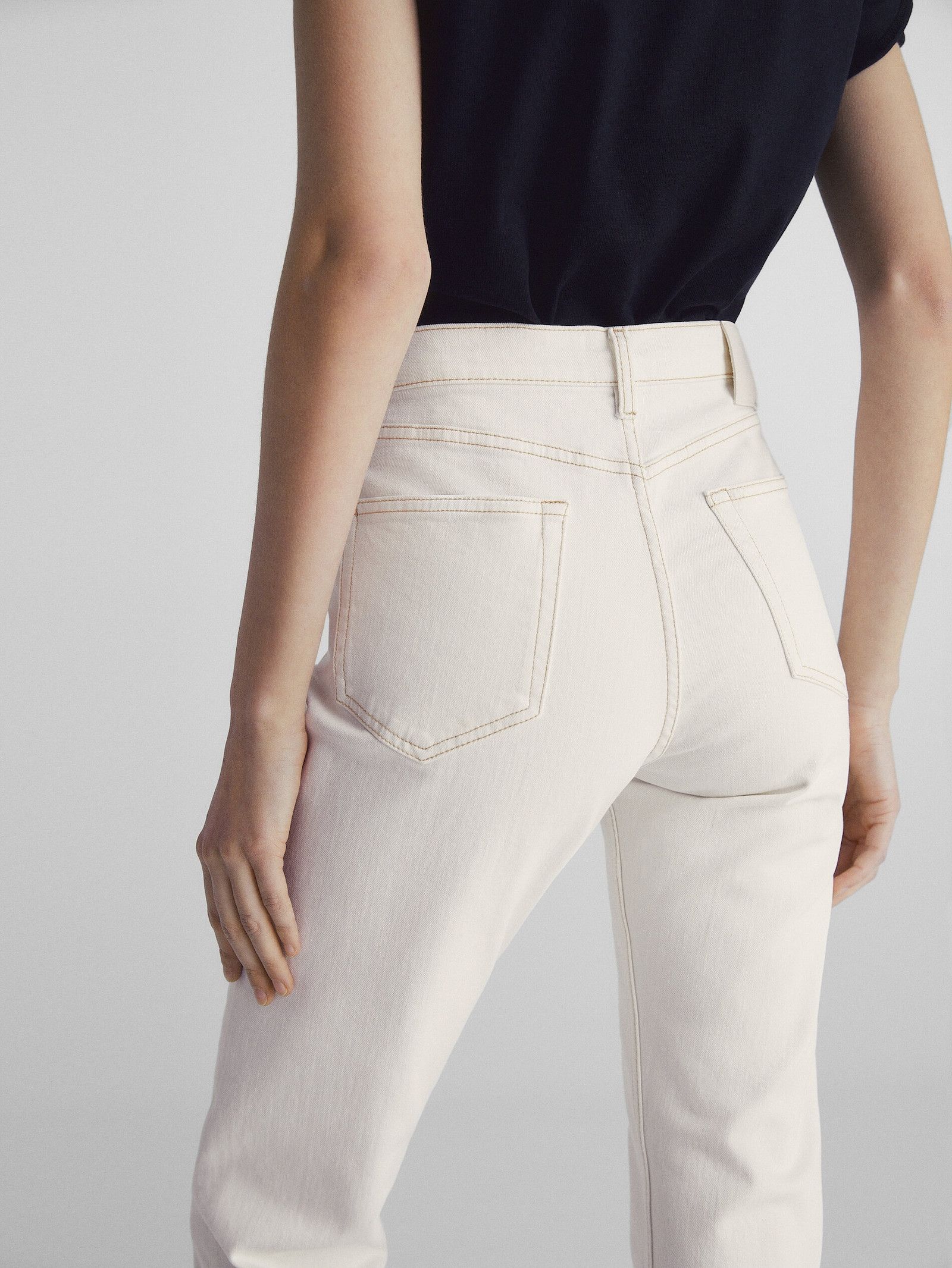 Gerade geschnittene Jeans mit halbhohem Bund | Massimo Dutti DE