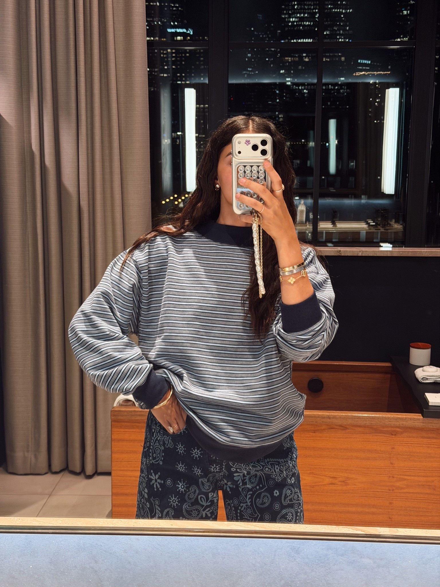 Such a good fitting crew but sad this color is not available anymore:( 

Sweatshirt: large
Jeans: medium 

Dressupbuttercup.com #dressupbuttercup #dederaad

#LTKootd #LTKmomlife #LTKSeasonal