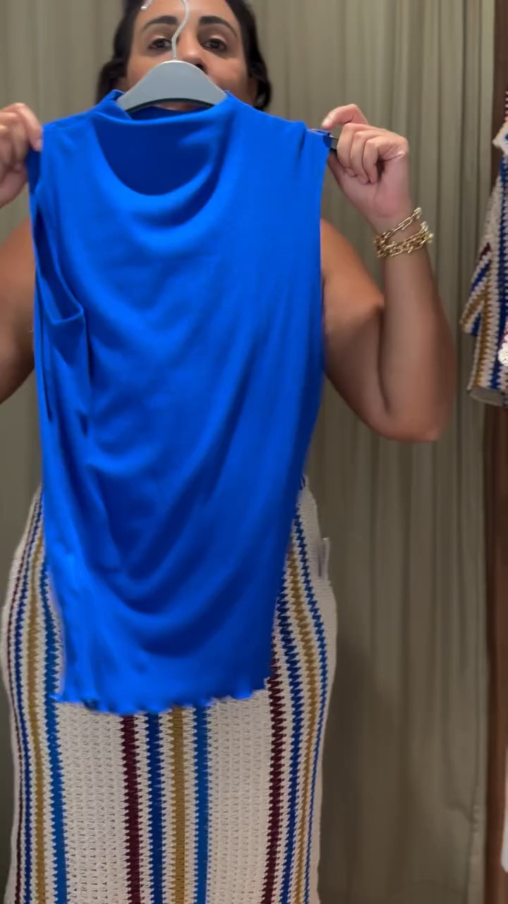 ☀️ Alerta de paixão por esse conjunto de tricô!  A saia cru com detalhes coloridos é perfeita para quem ama um look confortável e estiloso.  Use para um dia de praia ou para um happy hour com as amigas. ✨ Qual look te conquistou mais? Corre pra garantir o seu! - -
#conjunto #verão2025 #modafeminina #saiatricot #lookdodia #ootd #saiacaracteristica #blusatricot #saiacroche #compreonline #midisize #lookpraia #ltkunder50 #ltkfashion #ltkcurves #ltkbrasil