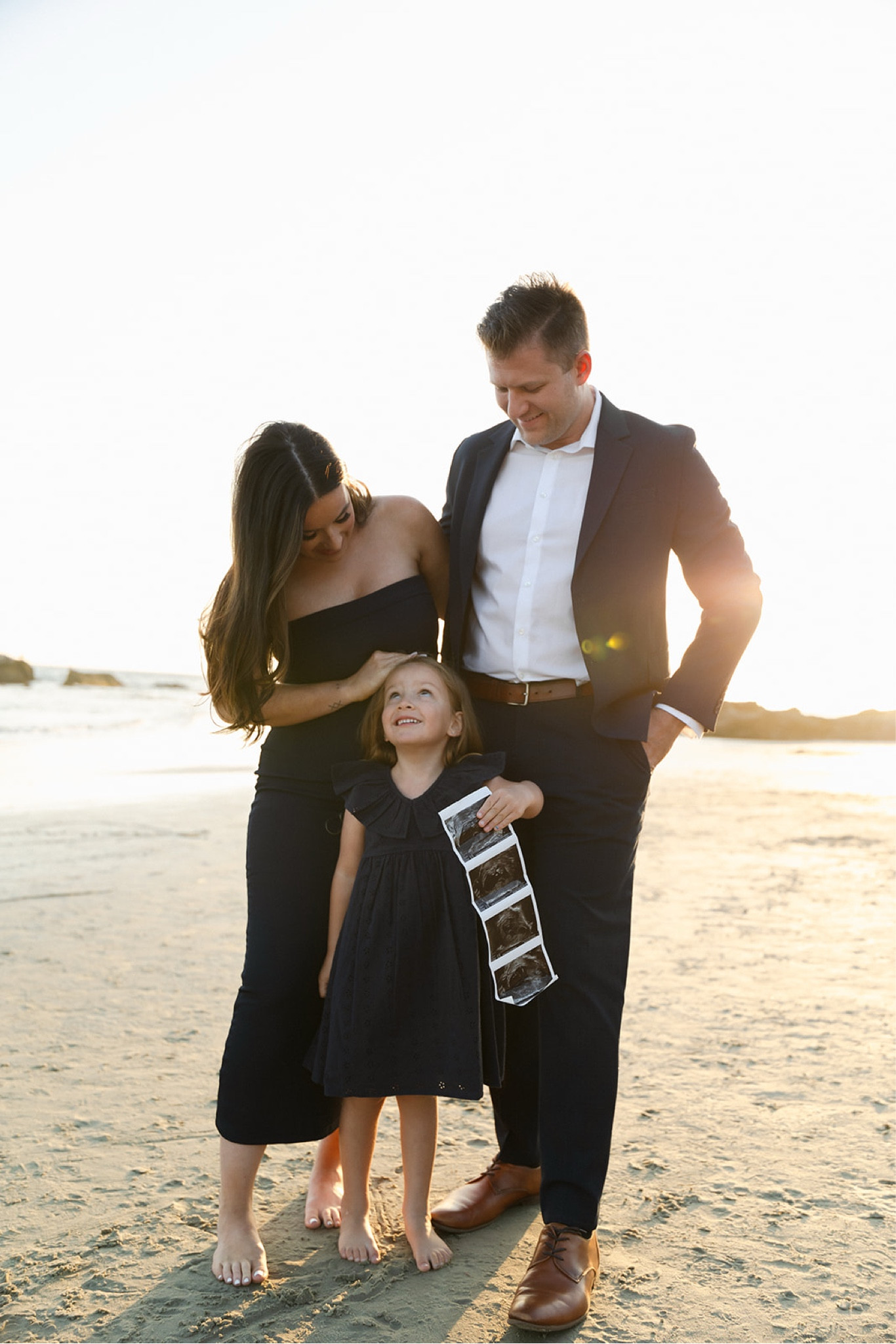 Maternity announcement photo outfit deets! 