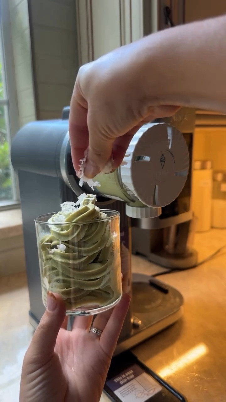 RECIPE⬇️💚🍦☀️my new fav!! @ninjakitchen #ninjapartner #ninjaswirl ➡️comment SWIRL to get this sent to your DM’s! 🍦

- 1 3/4 cups milk of choice 
-1 scoop matcha protein powder (can do any flavor of your choice) 
-1tbsp vanilla skinny syrup 
*for a sweeter protein ice cream, add 1 tbsp monk fruit sweetener (however this didn’t need anything extra) 

Whisk all ingredients together, don’t overfill! Make sure pint base is closed. Place lid on pint and freeze for 24 hours! 

Remove pint from freezer and remove lid from pint. Add on swirl lid and pull to swirl 🍦💚

  #ninjaswirl