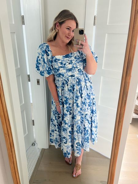 I think the dress runs slightly large! If you’re in between sizes, size down!
