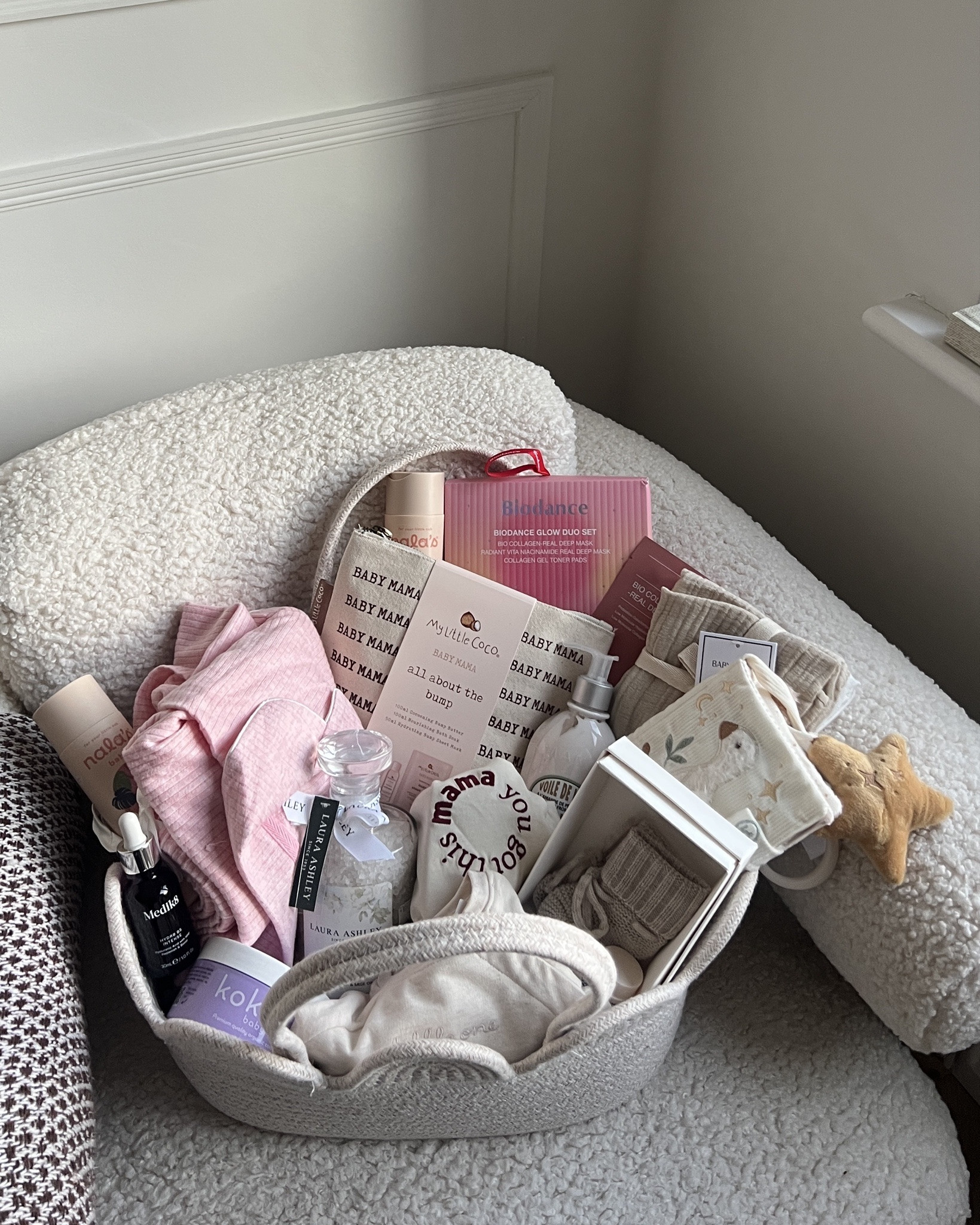 mum to be gift / hamper 

- pjs 
- beauty bits 
- baby outfit 
- baby book soft toy 
- baby booties
- bath bits 
- baby bath essentials 
- baby muslins 
