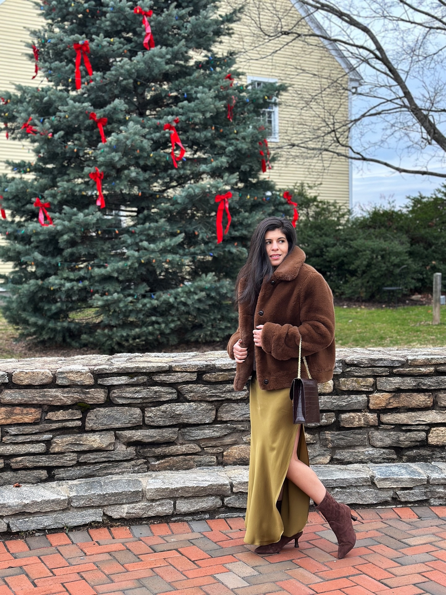 Last day of the month. About to start the last month of the year. Hope everyone had a joyful thanksgiving and a cozy long weekend. 

@onequince Cashmere Sweater 
@mango Fur Coat
@bananarepublic Silk Skirt
@tjmaxx Suede Booties
@loefflerrandall Bag