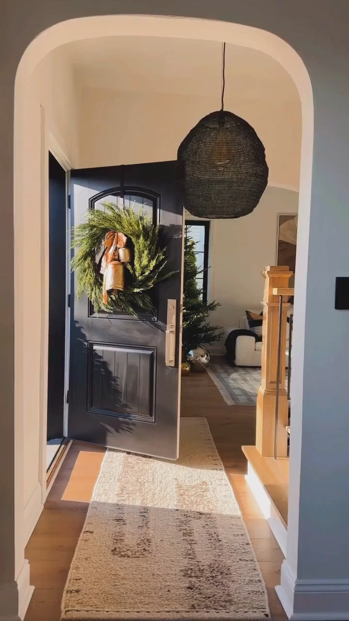 My Front Door Christmas Decor!
En esta Navidad, estoy en un modo más relajado y sencillo, sin dejar ir lo ELEGANTE!
******
Comenten SHOP para los detalles de donde compre cada pieza!

Comment SHOP below to receive a DM with the link to shop this post on my LTK ⬇ https://liketk.it/4YVm5 #ltkcyberweek #ltkseasonal #ltkholiday

#LTKSeasonal #LTKHoliday #LTKCyberWeek