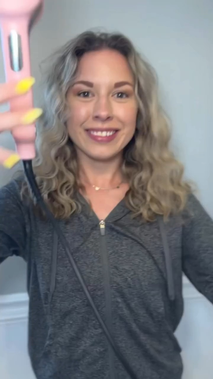 I’ve been playing around with my @tymo_fashiontech Rovy and have been loving flipping the tool around when using it and taking different size sections to give even more texture and movement to the hair. 
#tymobeauty #curlstymo #hairtutorial #hairtools #wavyhairstyle