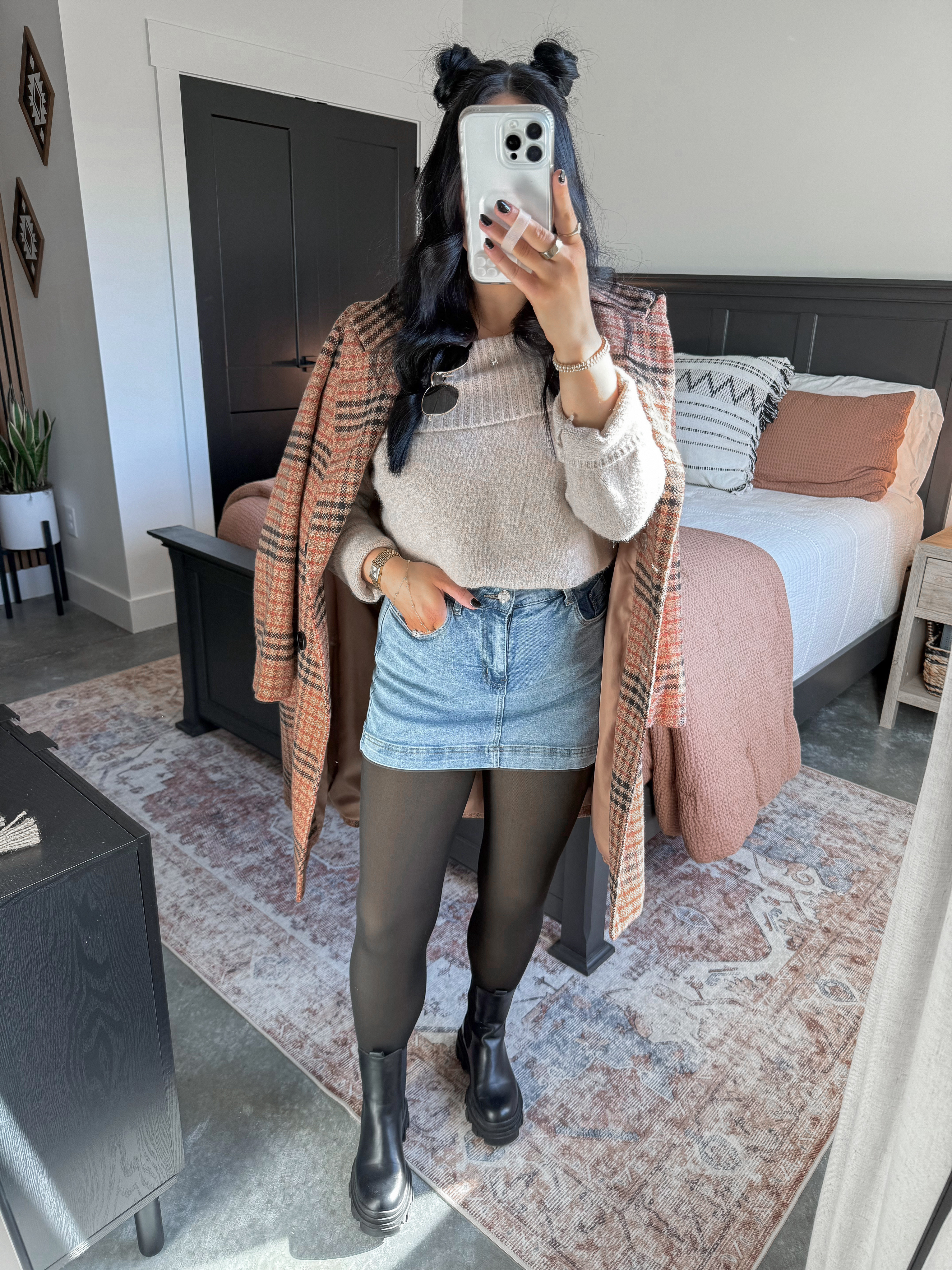 Elevated Winter Outfit 🖤

Sweater - small (apricot)
Bandeau - medium
Coat - small (camel)
Skort - small (light blue)
Tights - small/medium (black sheer skin fleece)

*Spandex belt that I linked is what I used to crop up this sweater! 

Elevated chic, but make it bump friendly. 👏🏼 This stretchy skort is perfect to wear with my growing bump, and this oversized sweater looks so cute cropped up with a spandex belt like I did here, or worn the regular, oversized way with some leggings! Finished this look with some cozy fleece lined leggings, the cutest plaid coat & some chelsea boots! 👏🏼

 

 

#LTKootd #LTKFindsUnder50 #LTKBump
