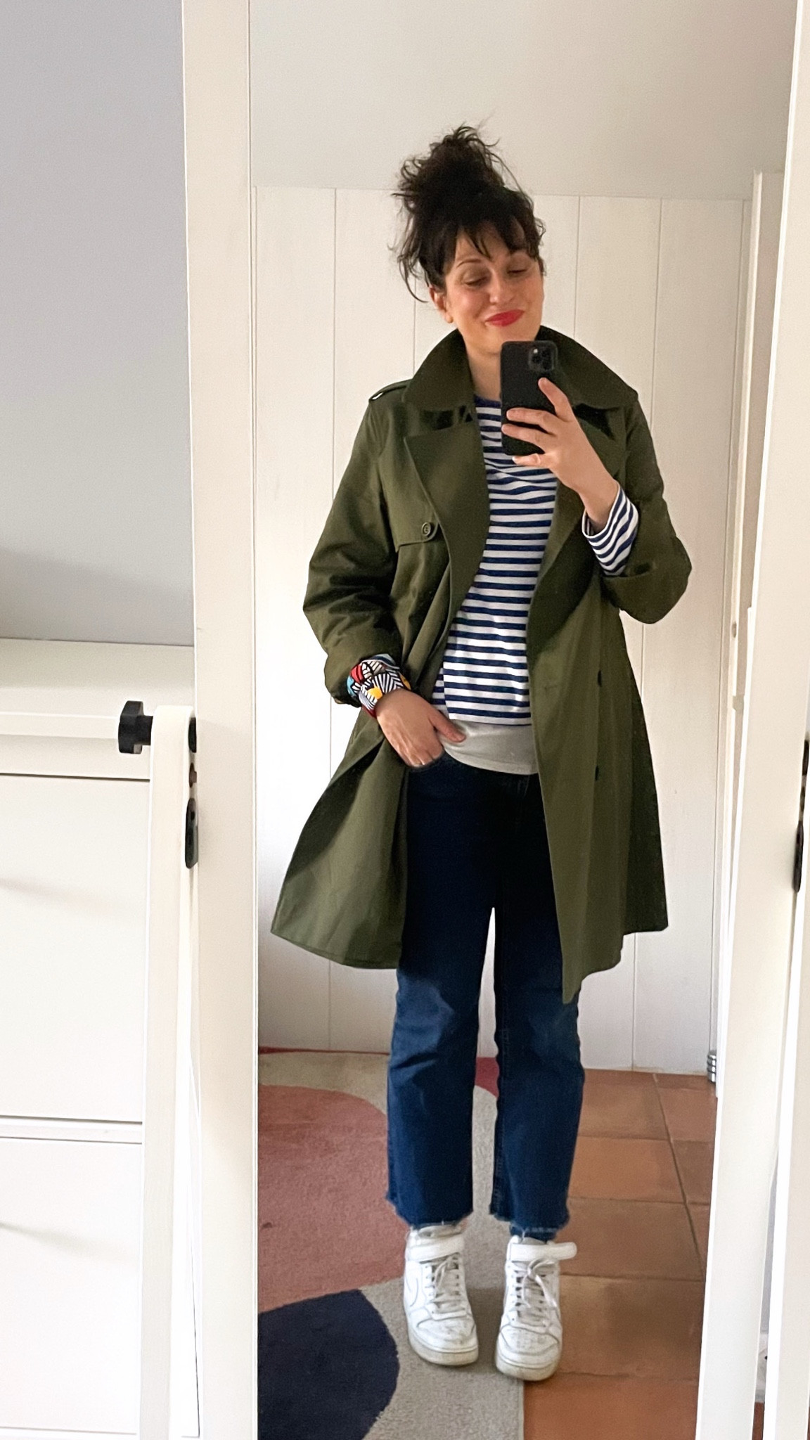 • Trench #uniqloC (en lien)
• T-shirt rayé #monki (en lien)
• Marcel blanc #tex
• Jean flare crop « Sienna » #mango (en lien)
• Baskets #nike (en lien)
• Rouge à lèvres « Defiant coral » #esteelauder (en lien)

#LTKmidsize #LTKeurope #LTKfrance